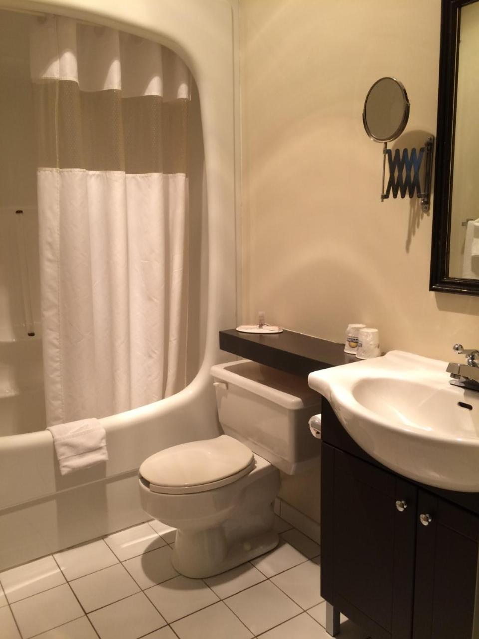 Standard Room with Two Double Beds - Photo 4
