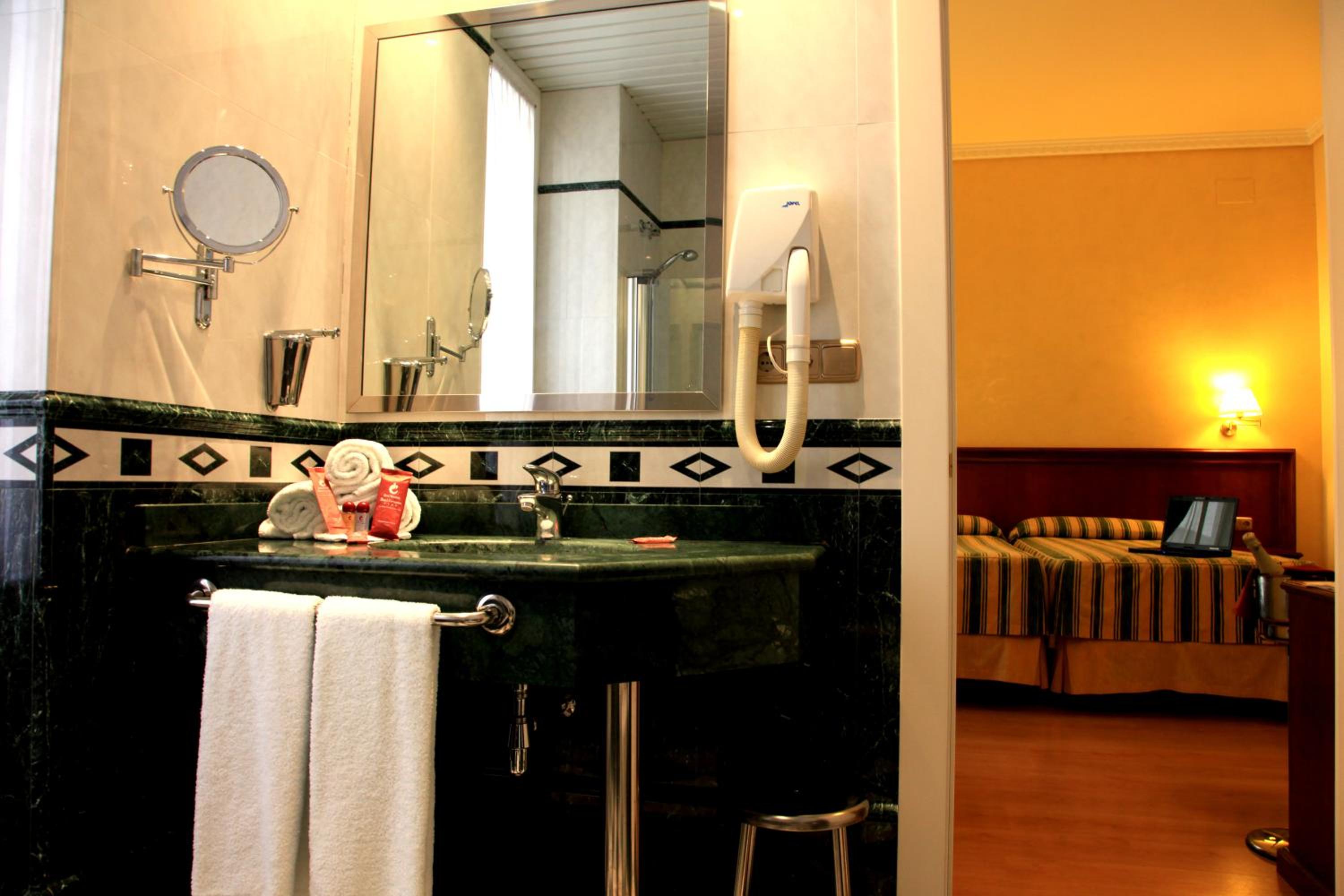 Double or Twin Room - Photo 11