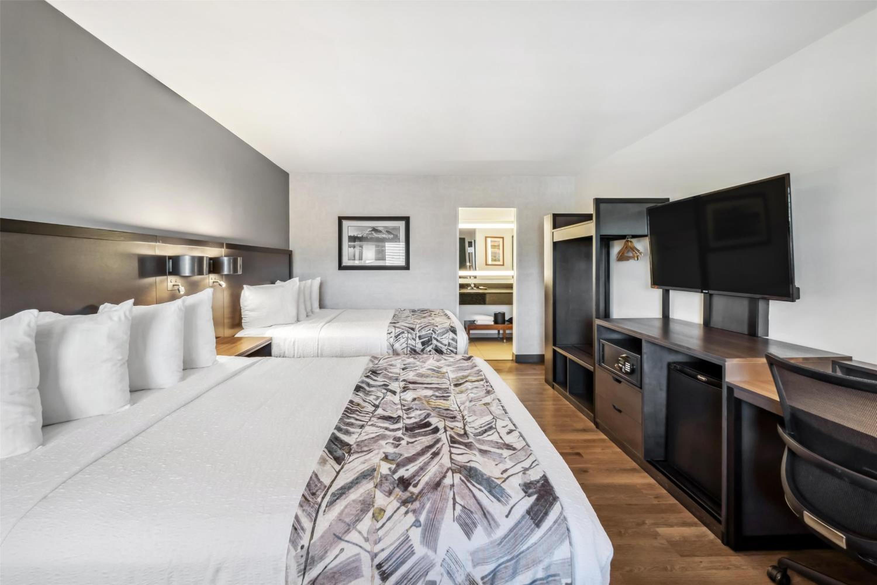 Queen Room with Two Queen Beds - Pet Friendly/Non-Smoking photo 1