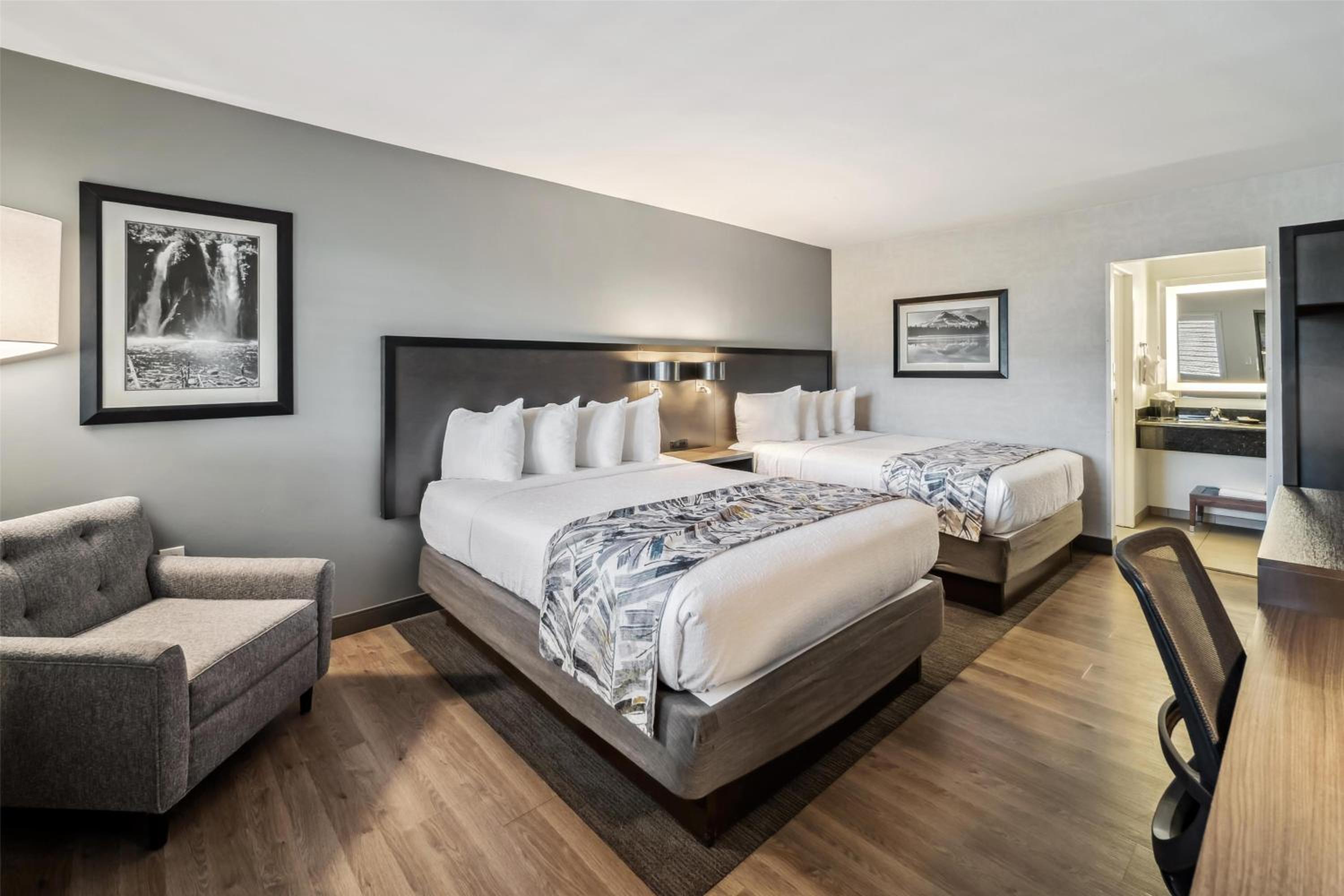 Queen Room with Two Queen Beds - Pet Friendly/Non-Smoking photo 2