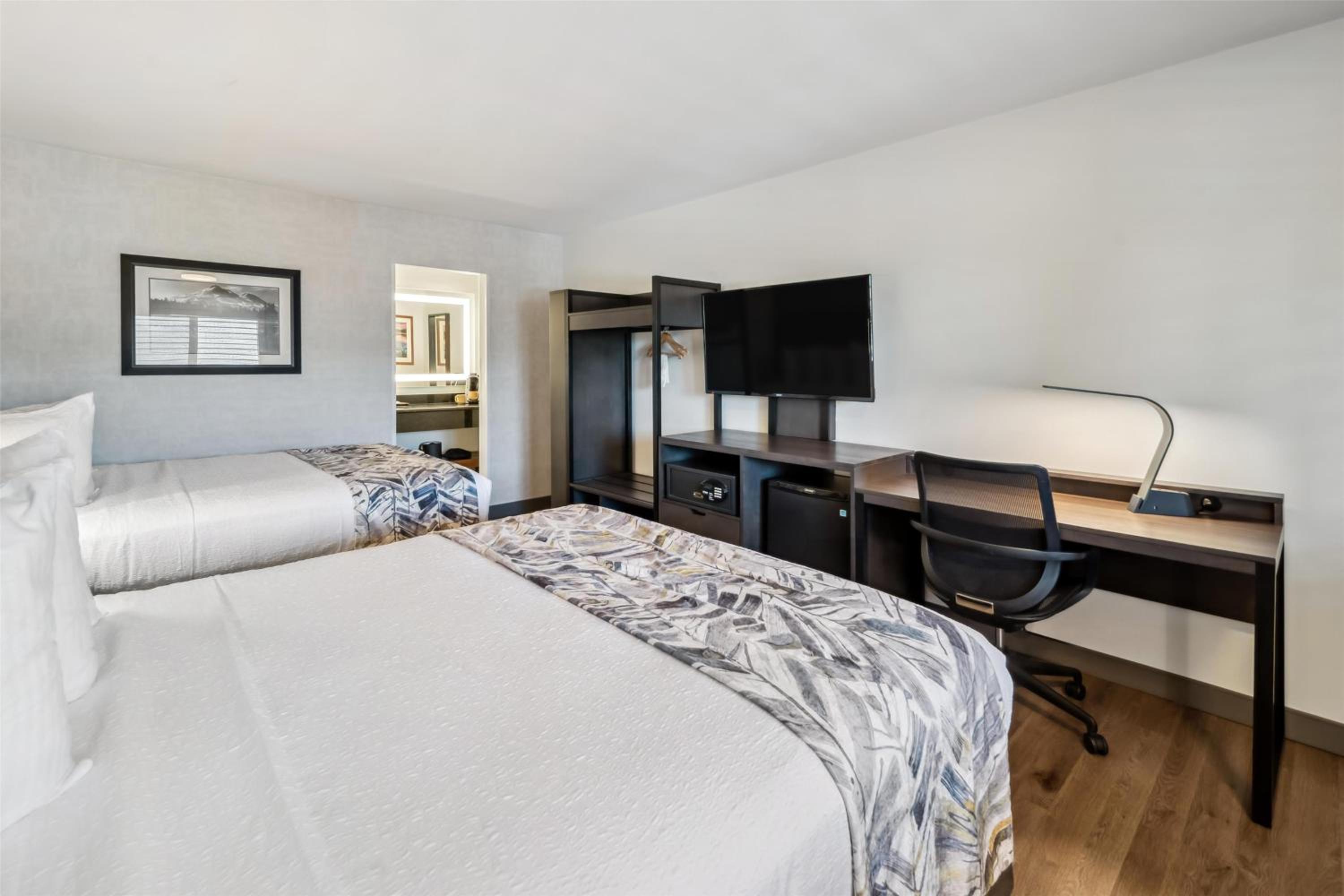 Queen Room with Two Queen Beds - Pet Friendly/Non-Smoking photo 3