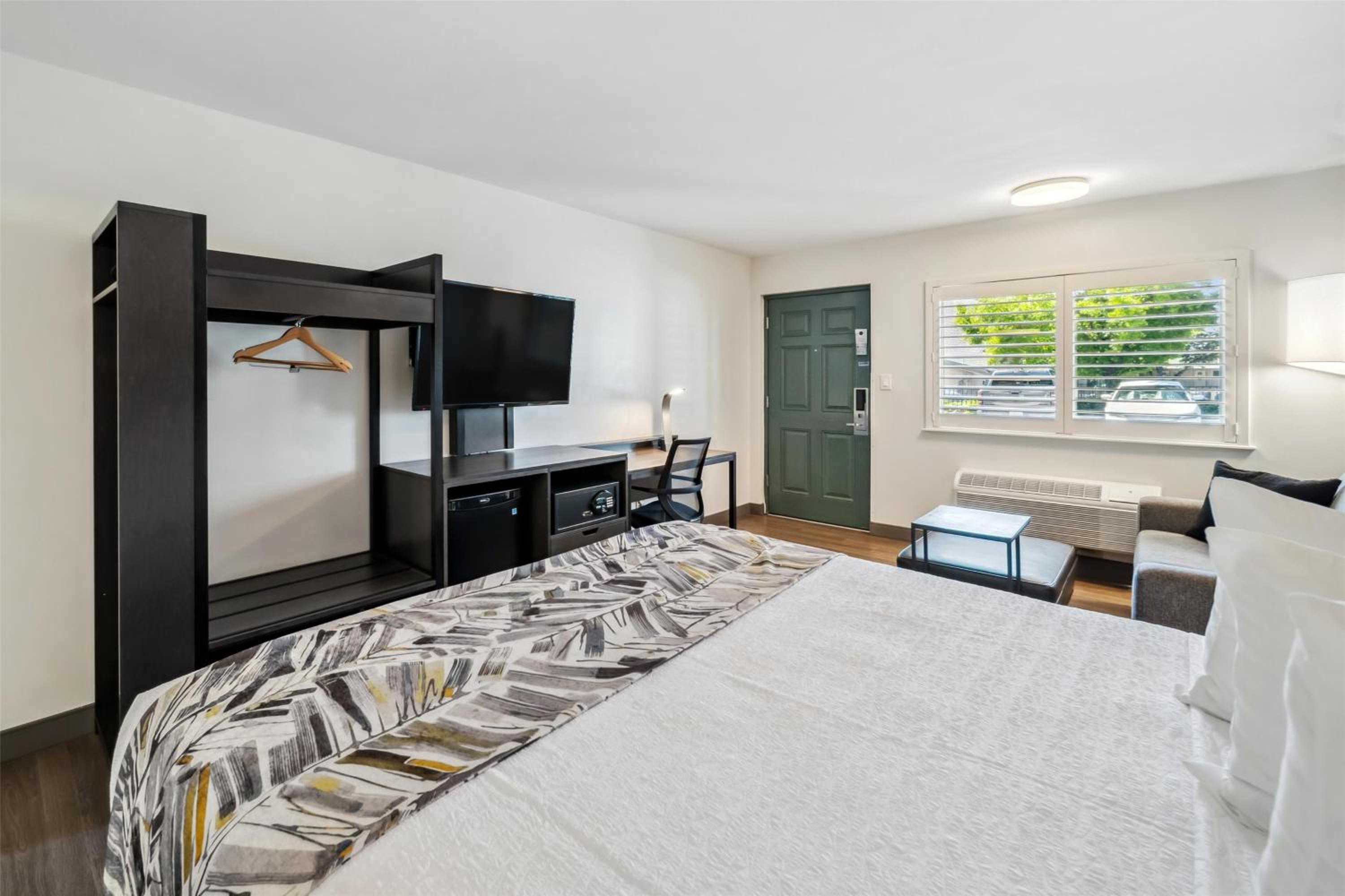 Executive King Room with Sofa Bed - Pet Friendly/Non-Smoking - Photo 1