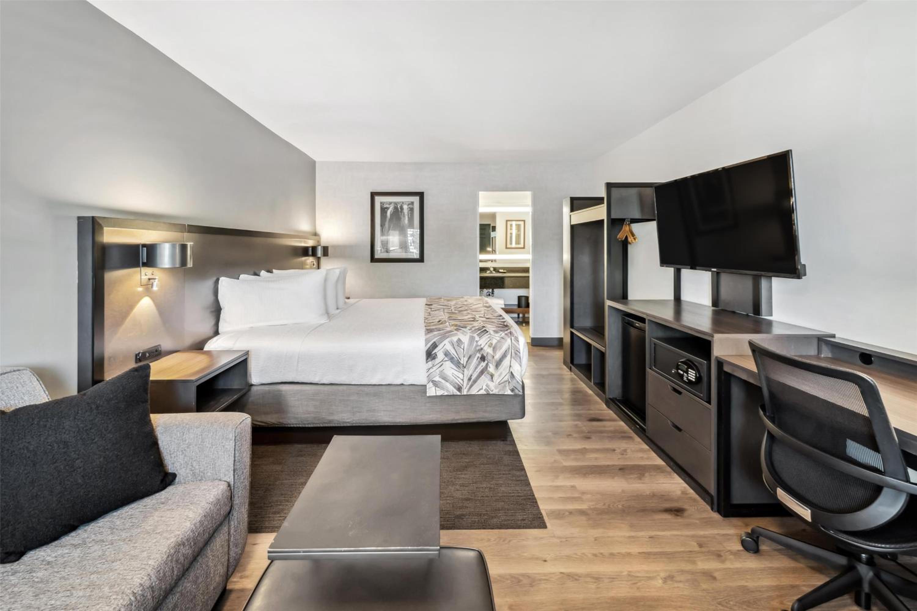 Executive King Room with Sofa Bed - Pet Friendly/Non-Smoking - Photo 3