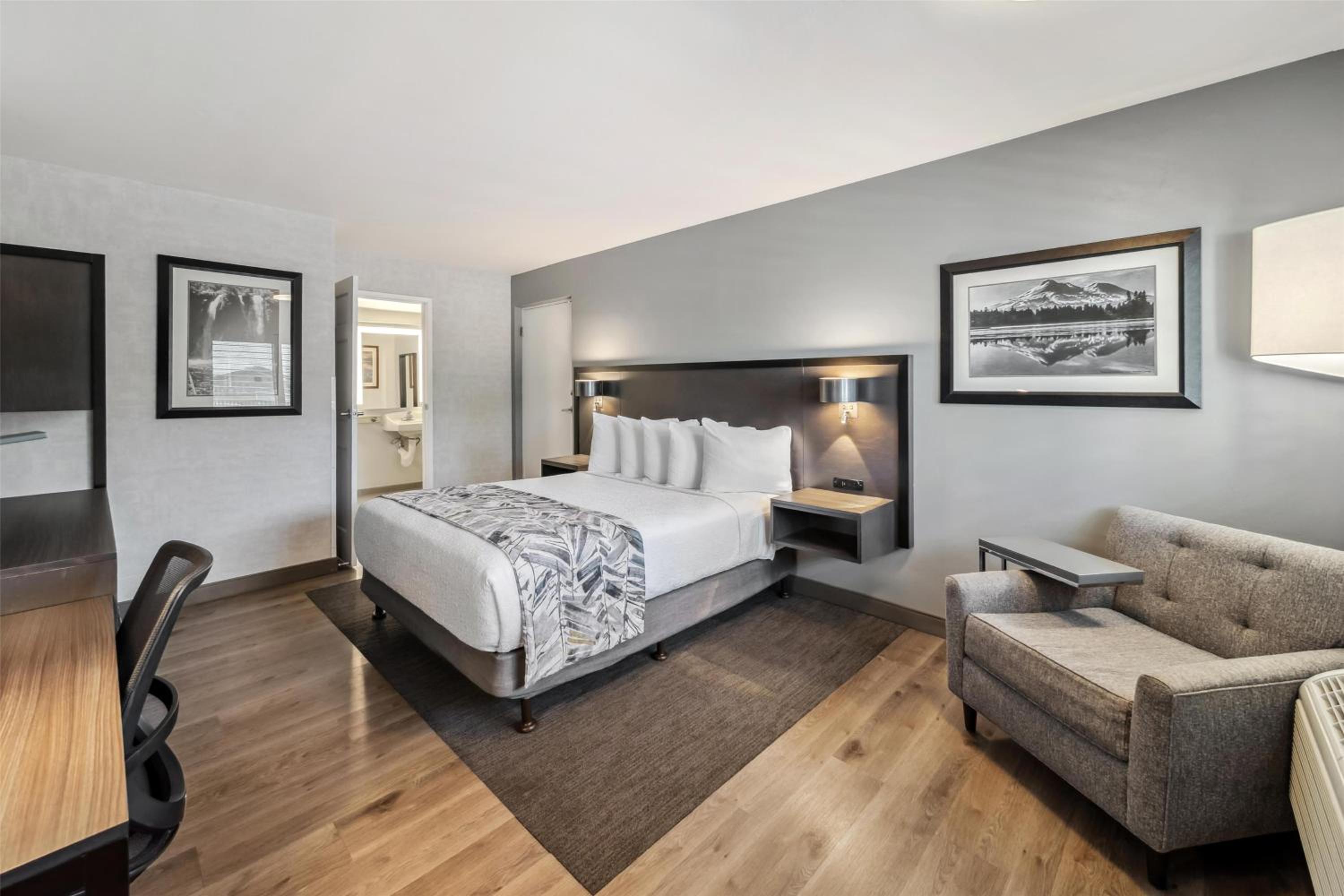 Queen Room with Roll-In Shower - Disability Access/Pet Friendly/Non-Smoking - Photo 1