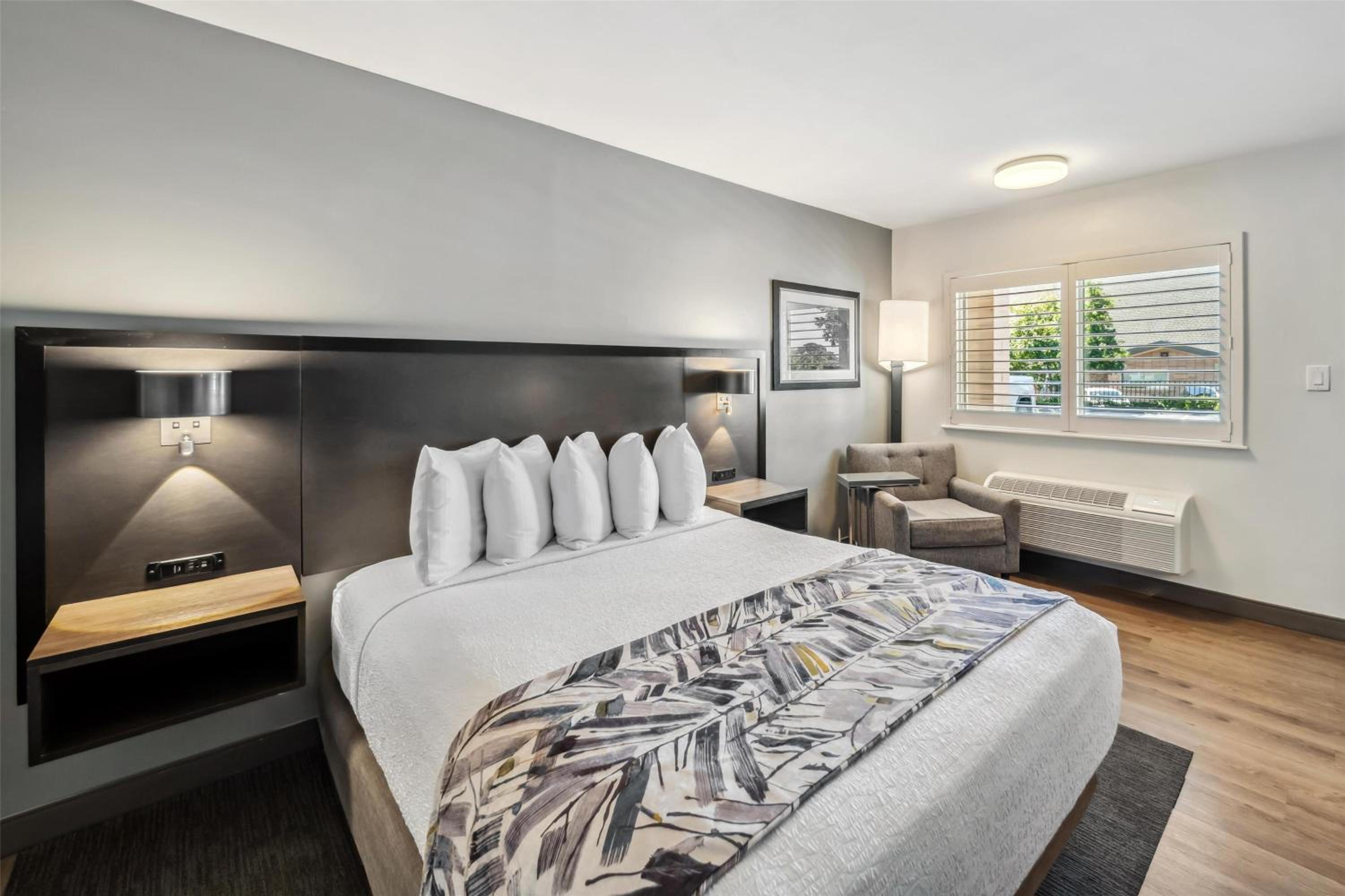Queen Room with Roll-In Shower - Disability Access/Pet Friendly/Non-Smoking - Photo 3
