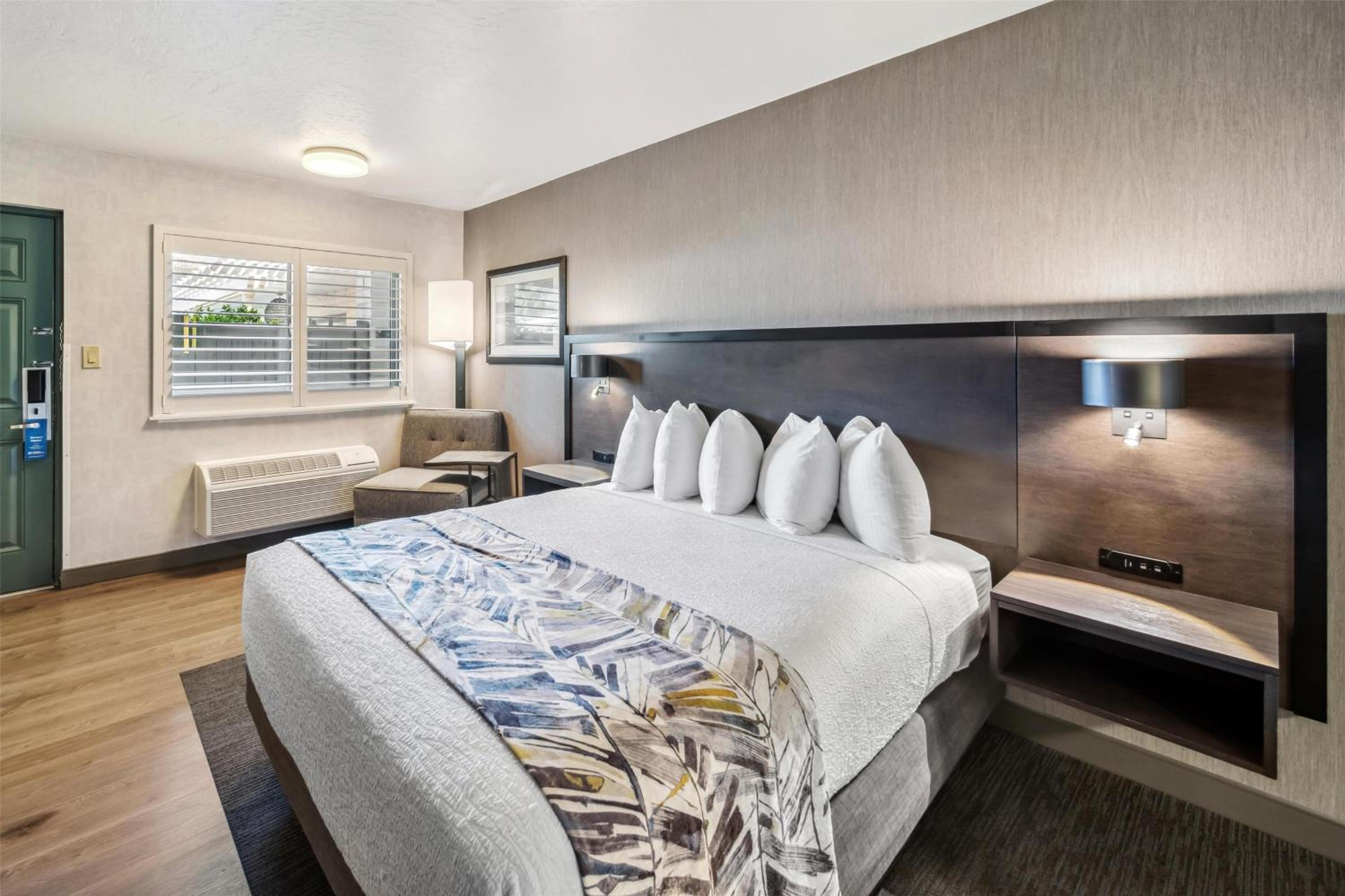 Queen Room with Roll-In Shower - Disability/Poolside/Non-Smoking - Photo 2