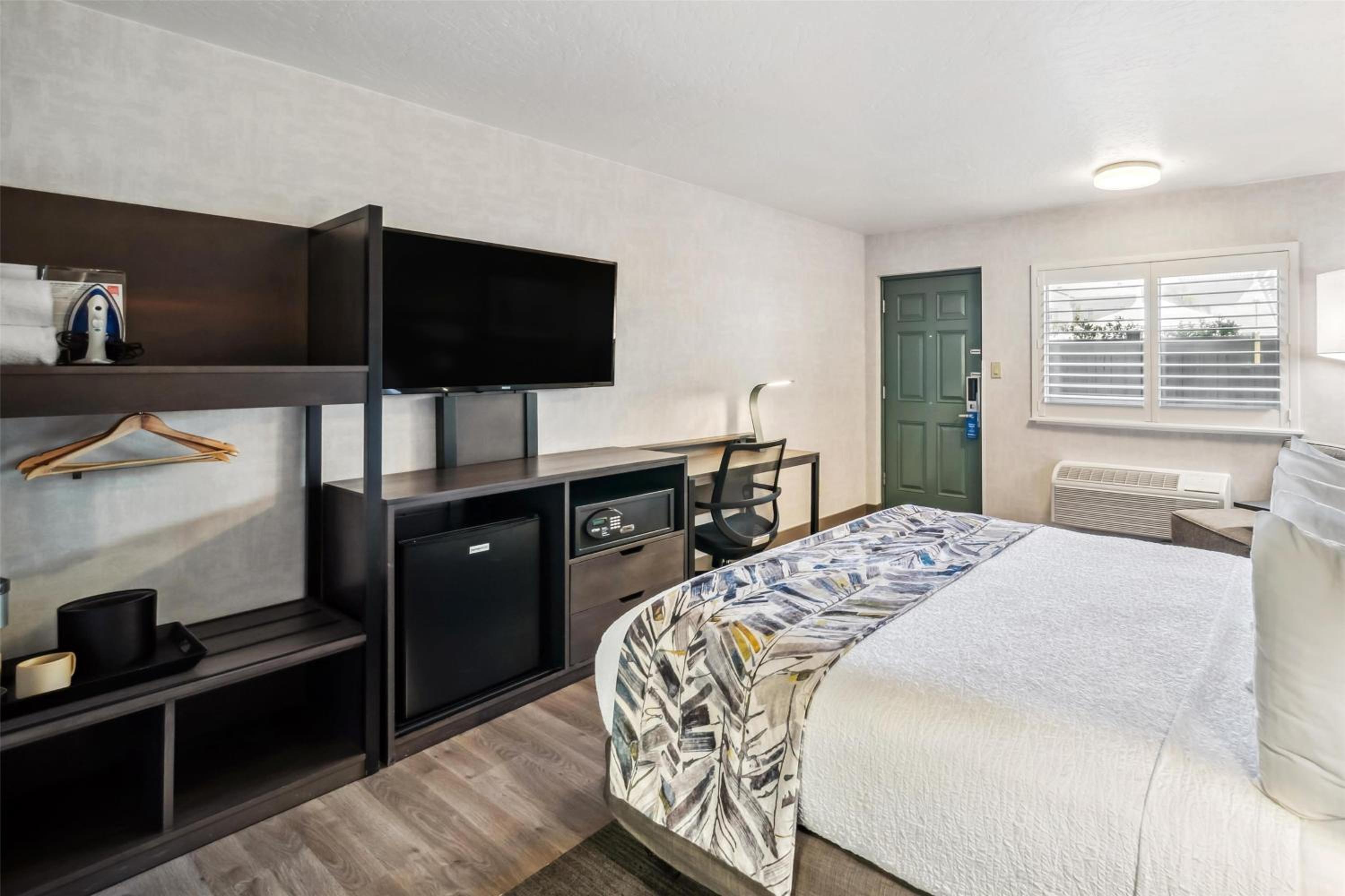 Queen Room with Roll-In Shower - Disability/Poolside/Non-Smoking - Photo 3