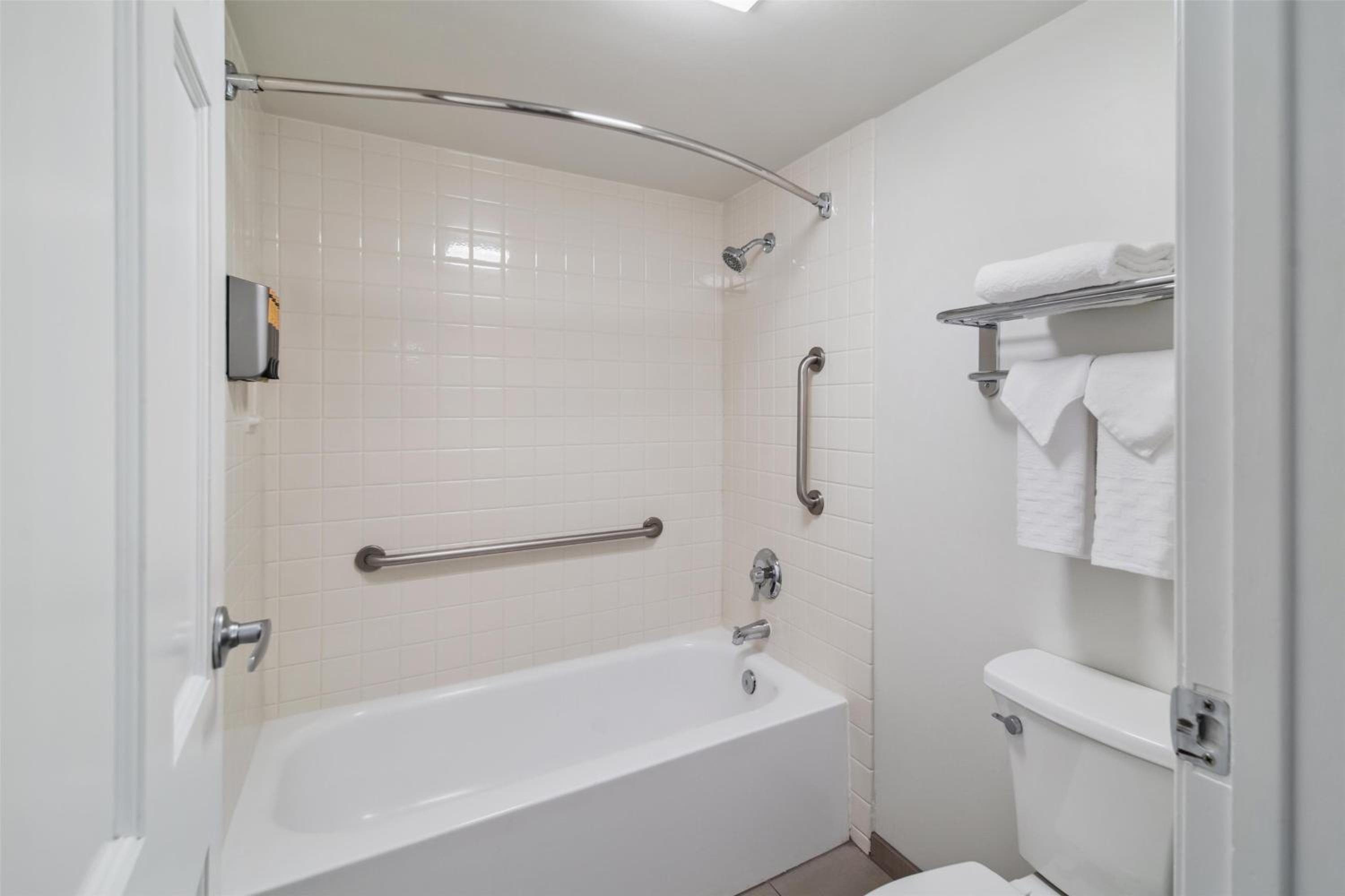 Executive King Room with Sofa Bed - Pet Friendly/Non-Smoking - Photo 4
