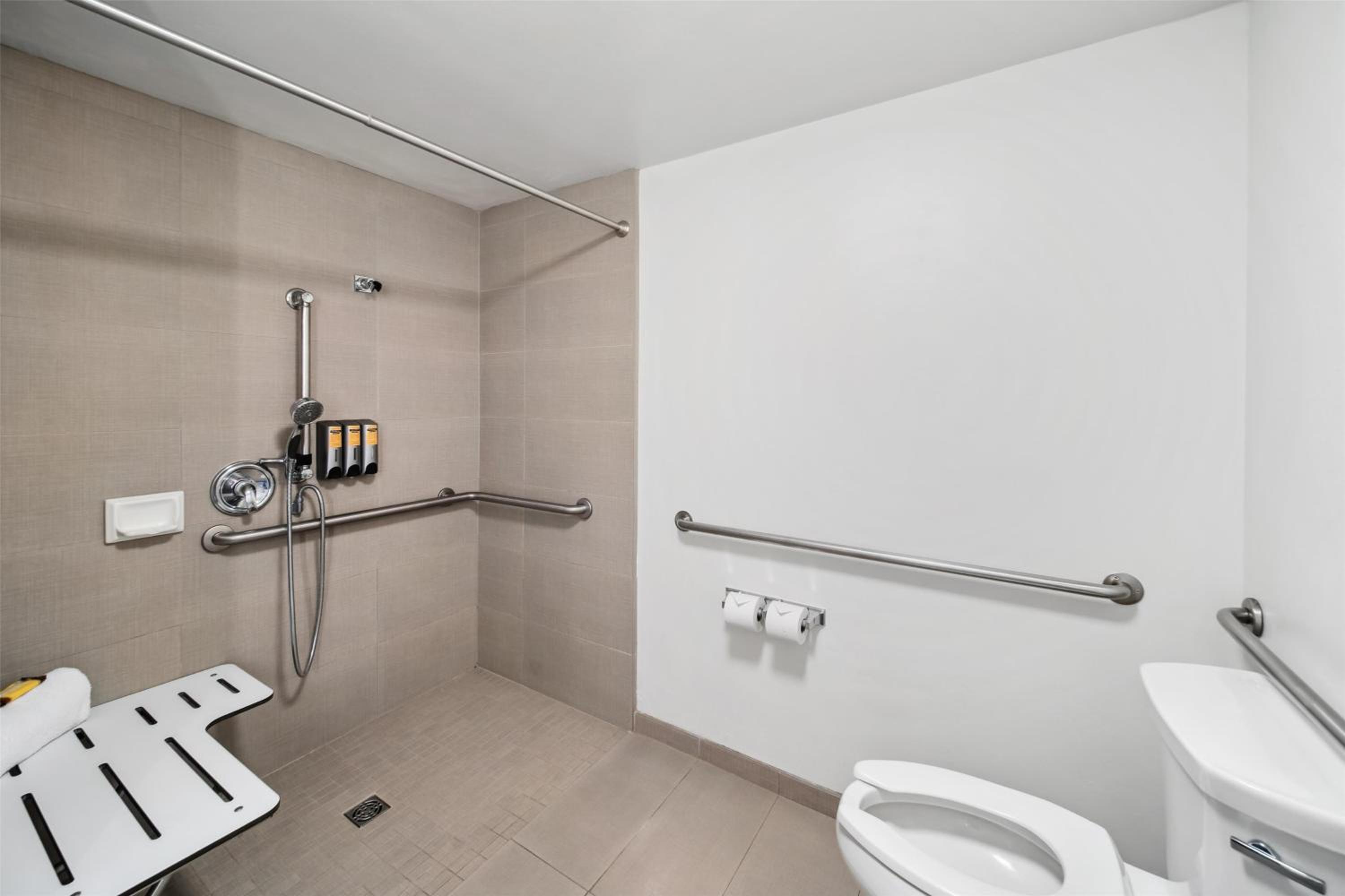 Queen Room with Roll-In Shower - Disability Access/Pet Friendly/Non-Smoking - Photo 4
