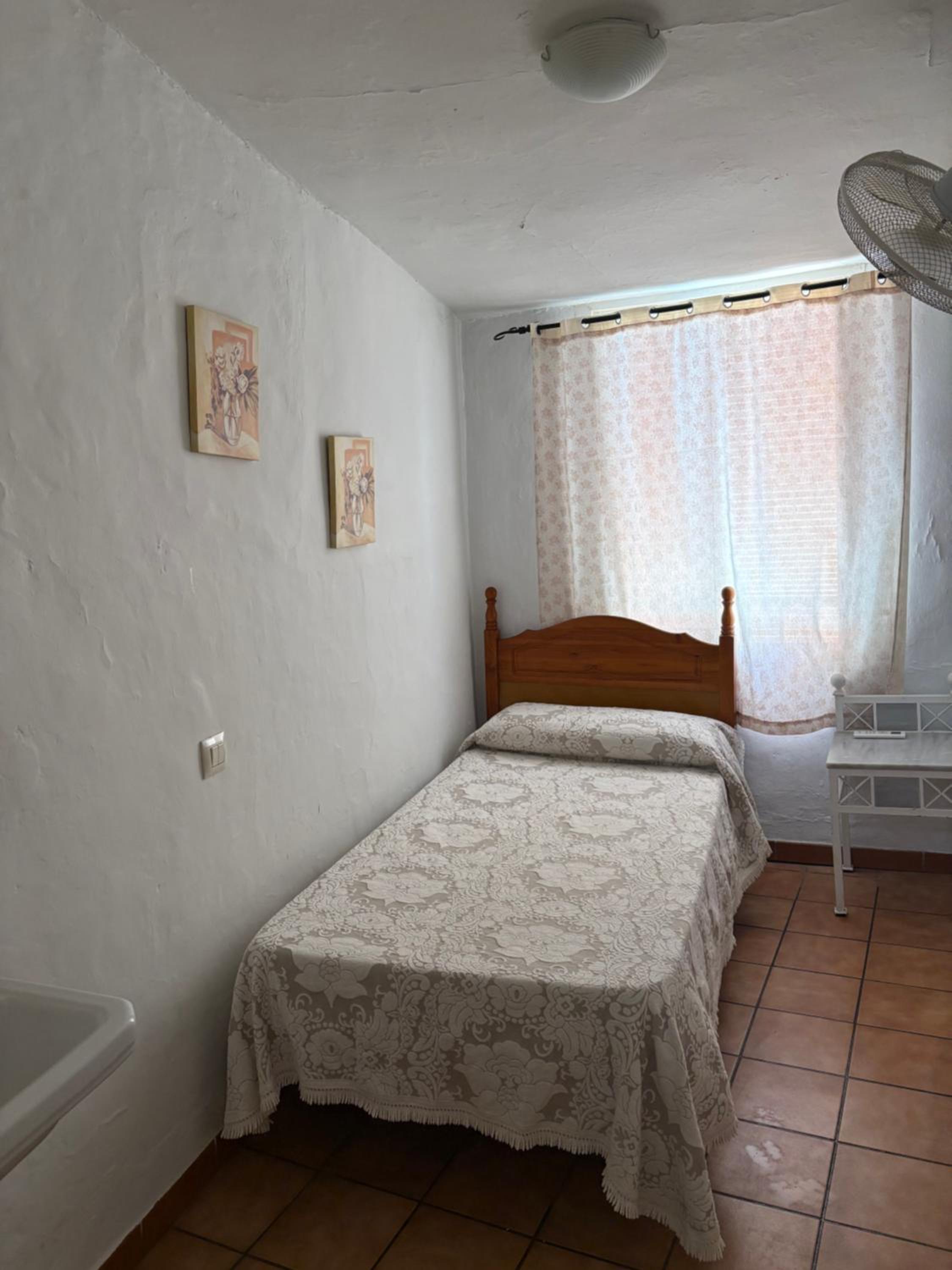 Single Room with Shared Toilet
