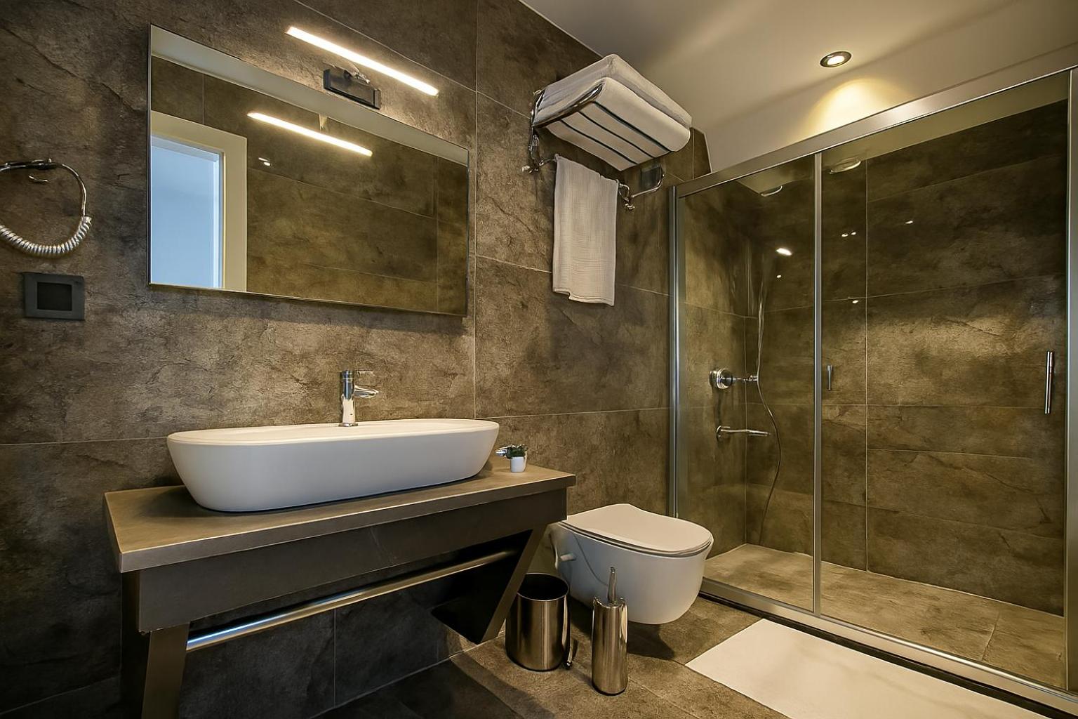 Deluxe Double or Twin Room thumbnail 6