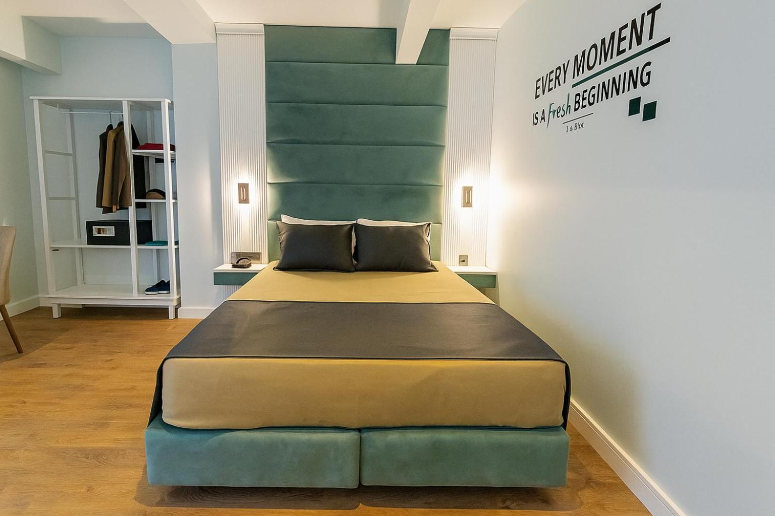 Large Double Room thumbnail 6