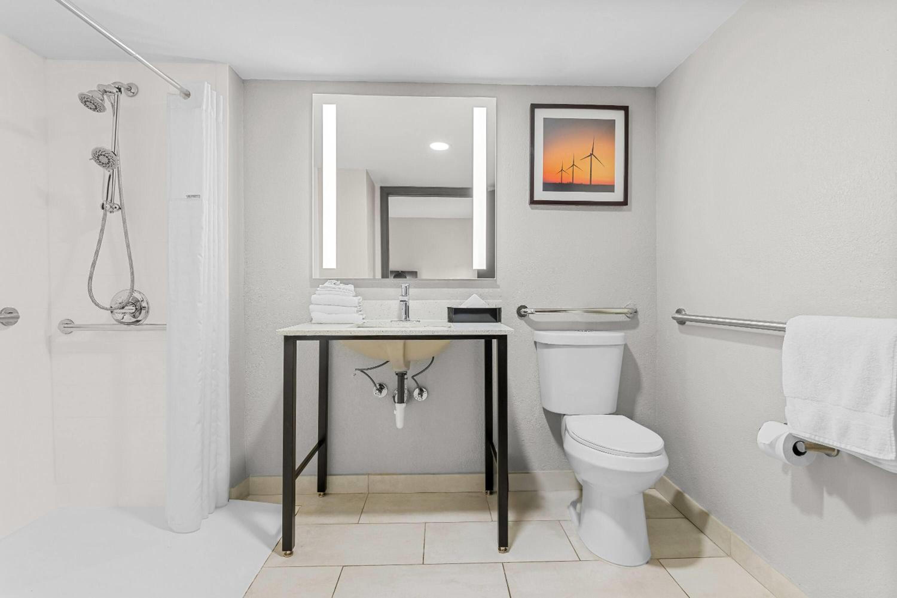 King Room with Roll-in Shower - Mobility Access/Non-Smoking photo 1