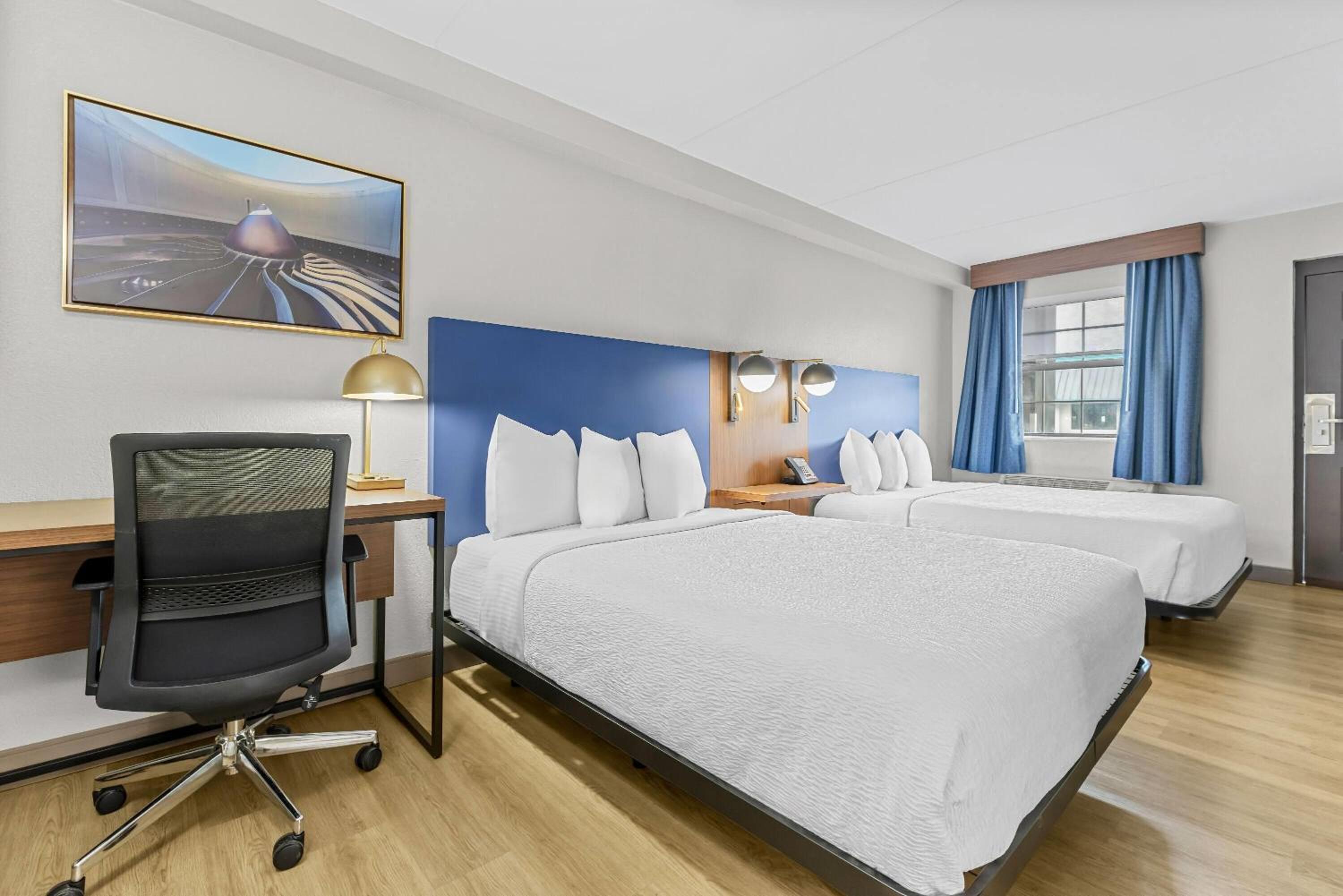 Queen Room with Two Queen Beds and Roll-in Shower - Mobility Accessible/Non-Smoking photo 2