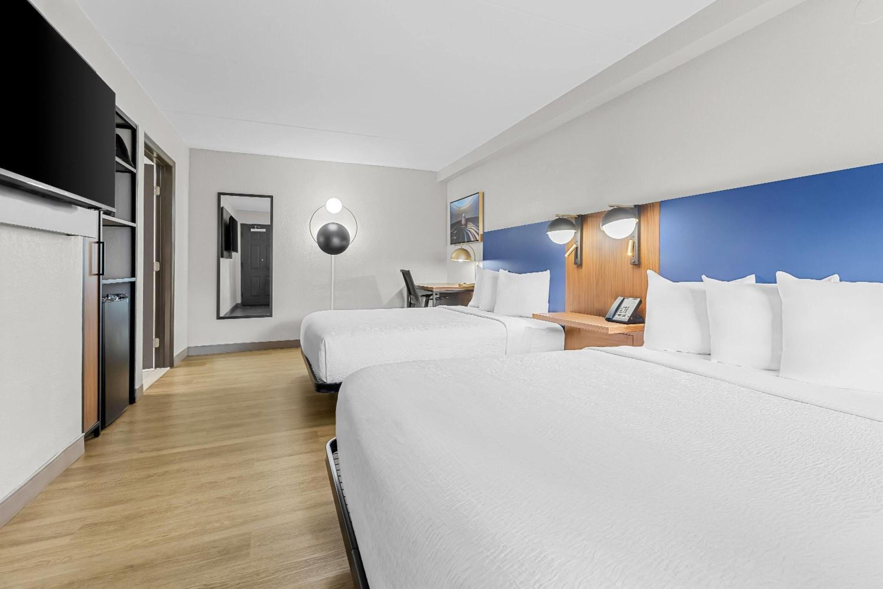 Queen Room with Two Queen Beds and Roll-in Shower - Mobility Accessible/Non-Smoking photo 3