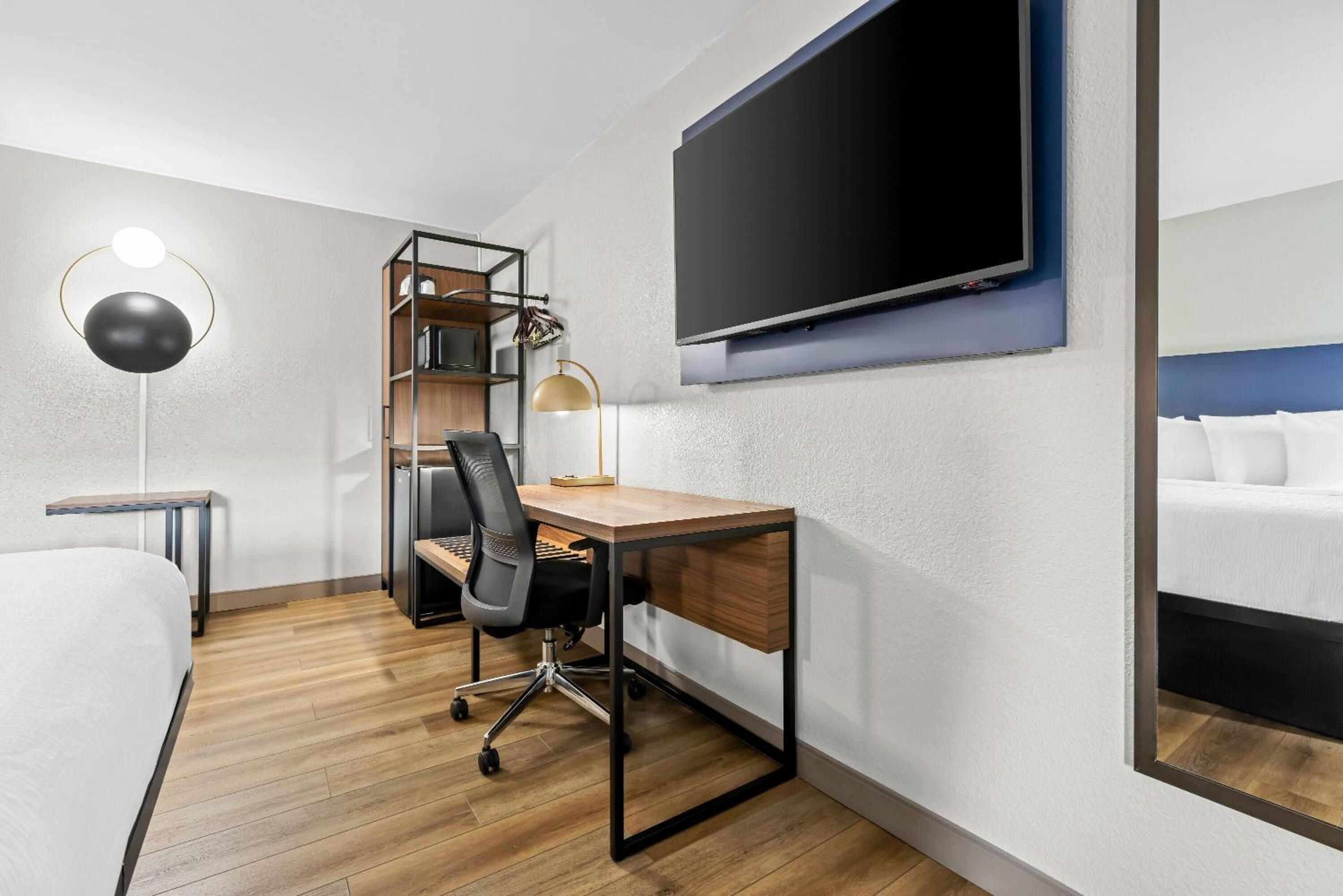King Suite with City View - Non-Smoking photo 2