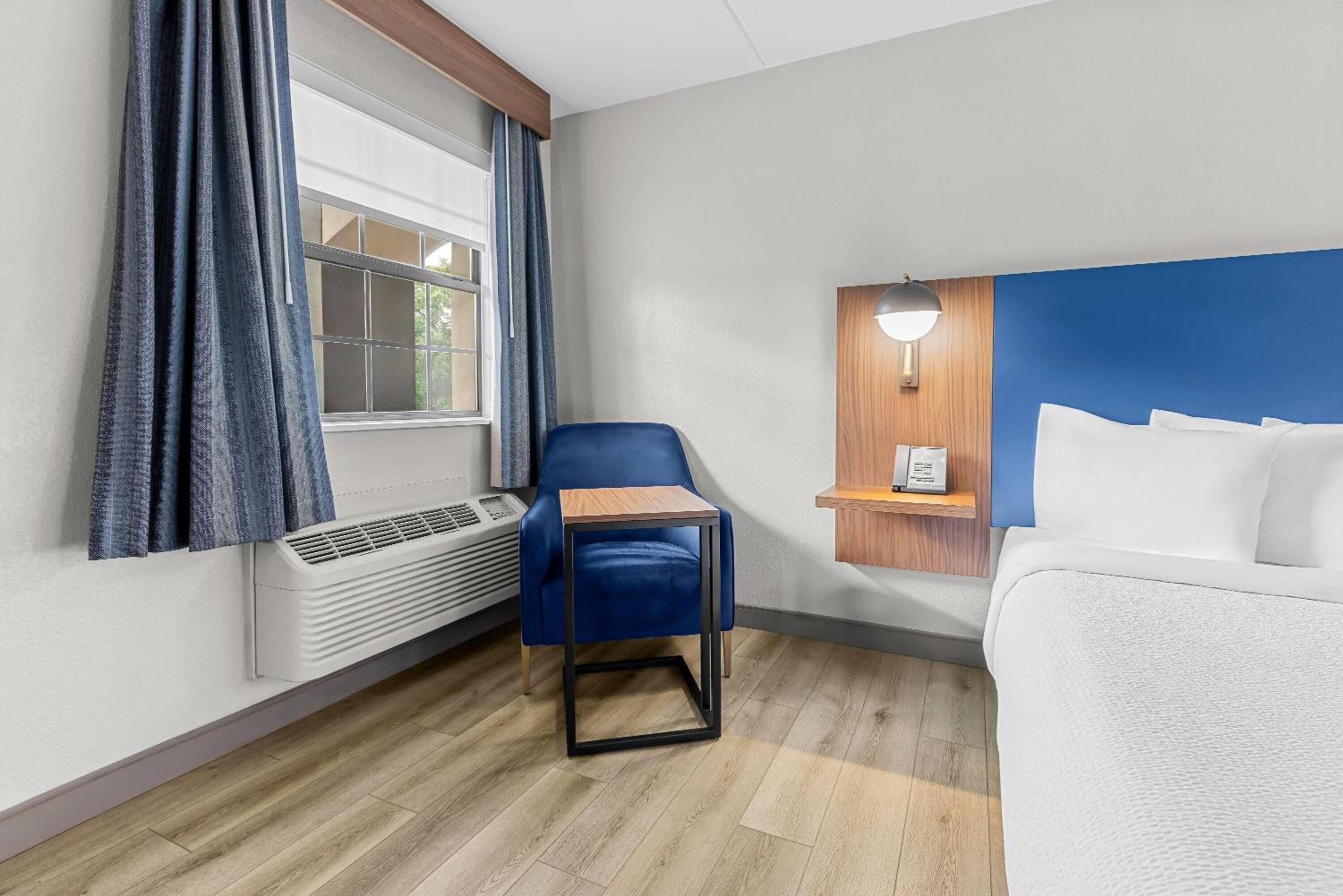 King Room with Roll-in Shower - Mobility Access/Non-Smoking photo 3