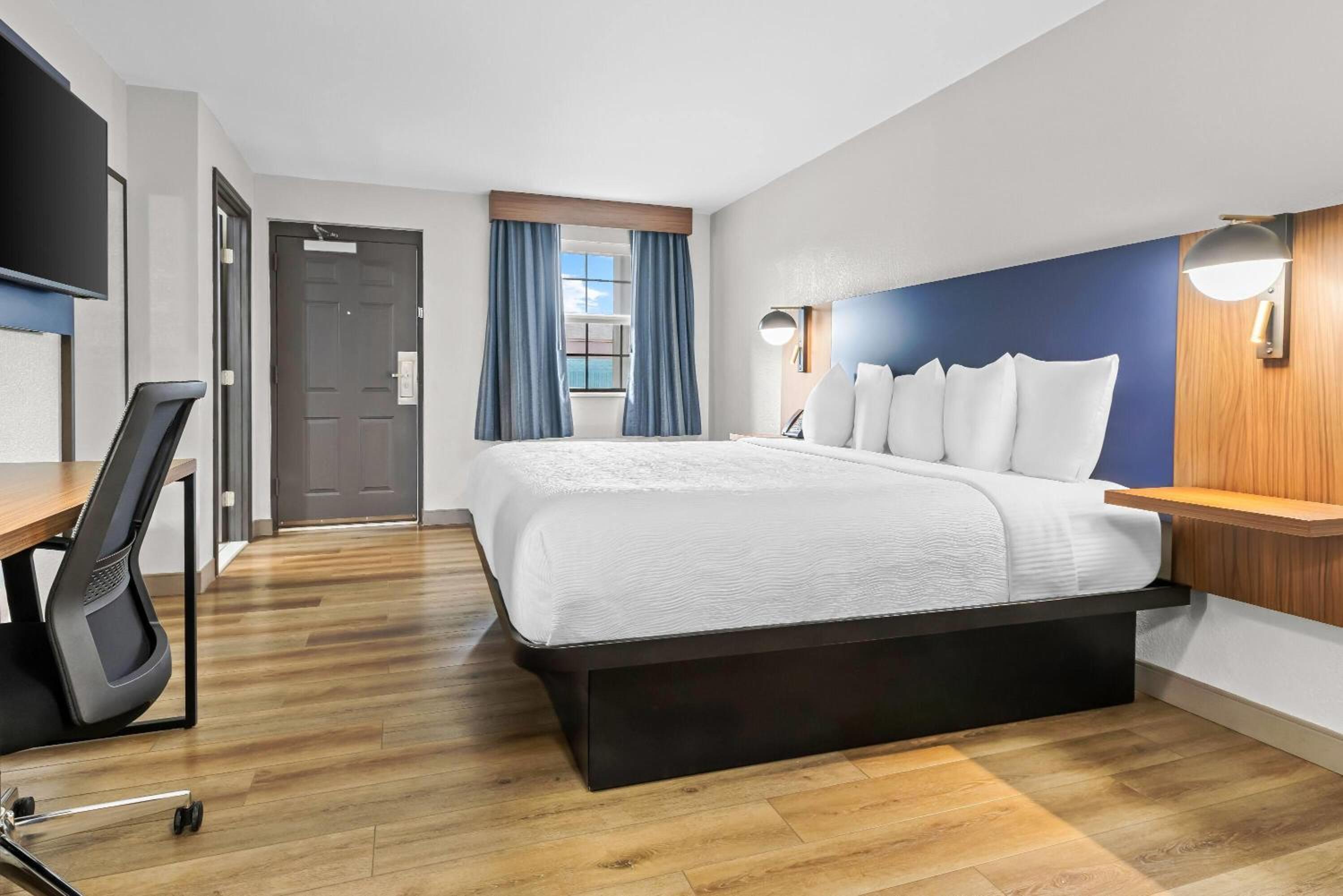 King Suite with City View - Non-Smoking photo 3