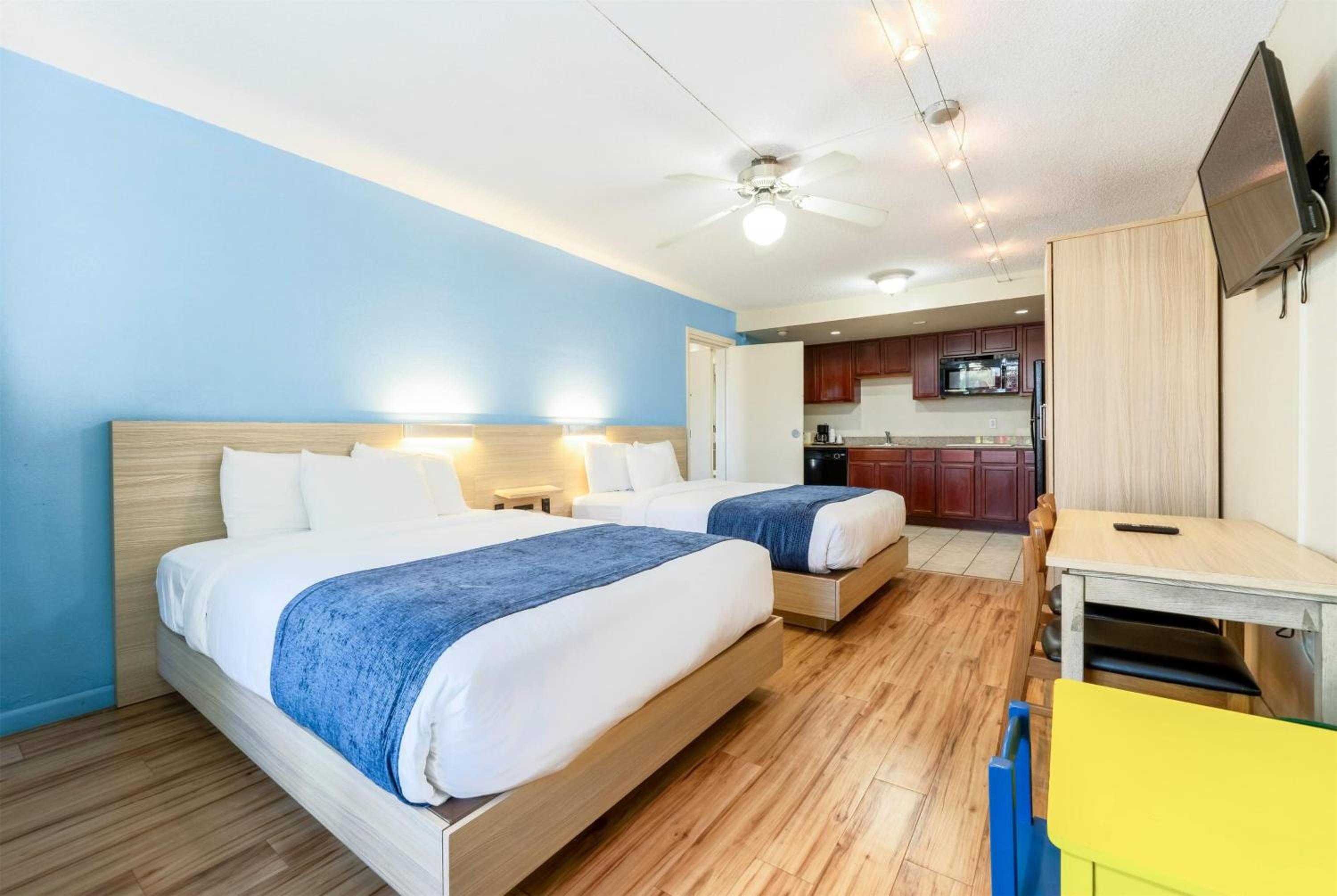 Queen Suite with Four Queen Beds - Non-Smoking - Photo 1