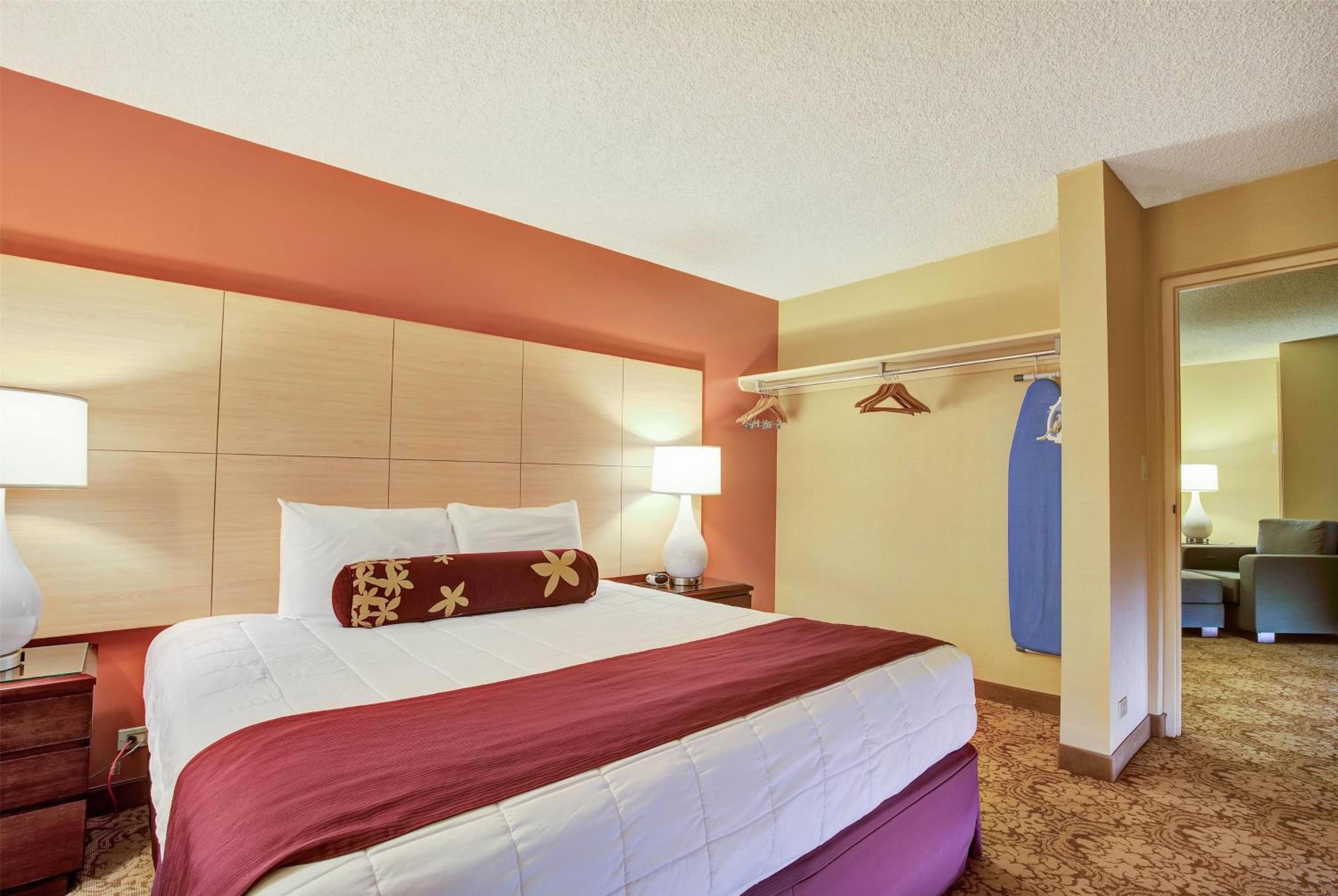 One-Bedroom Junior King Suite with Banyan View - Non-Smoking