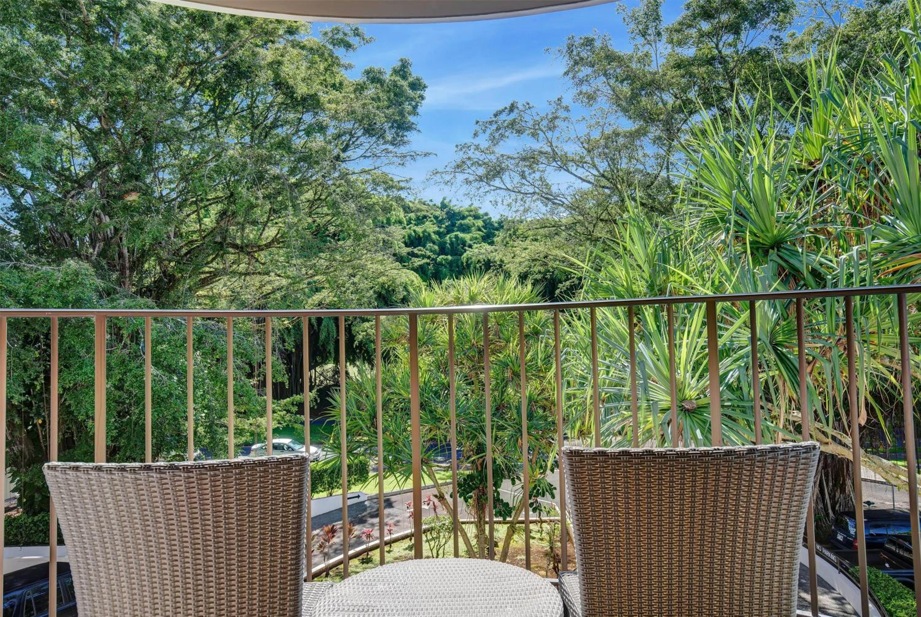 One-Bedroom Junior King Suite with Banyan View - Non-Smoking thumbnail 6