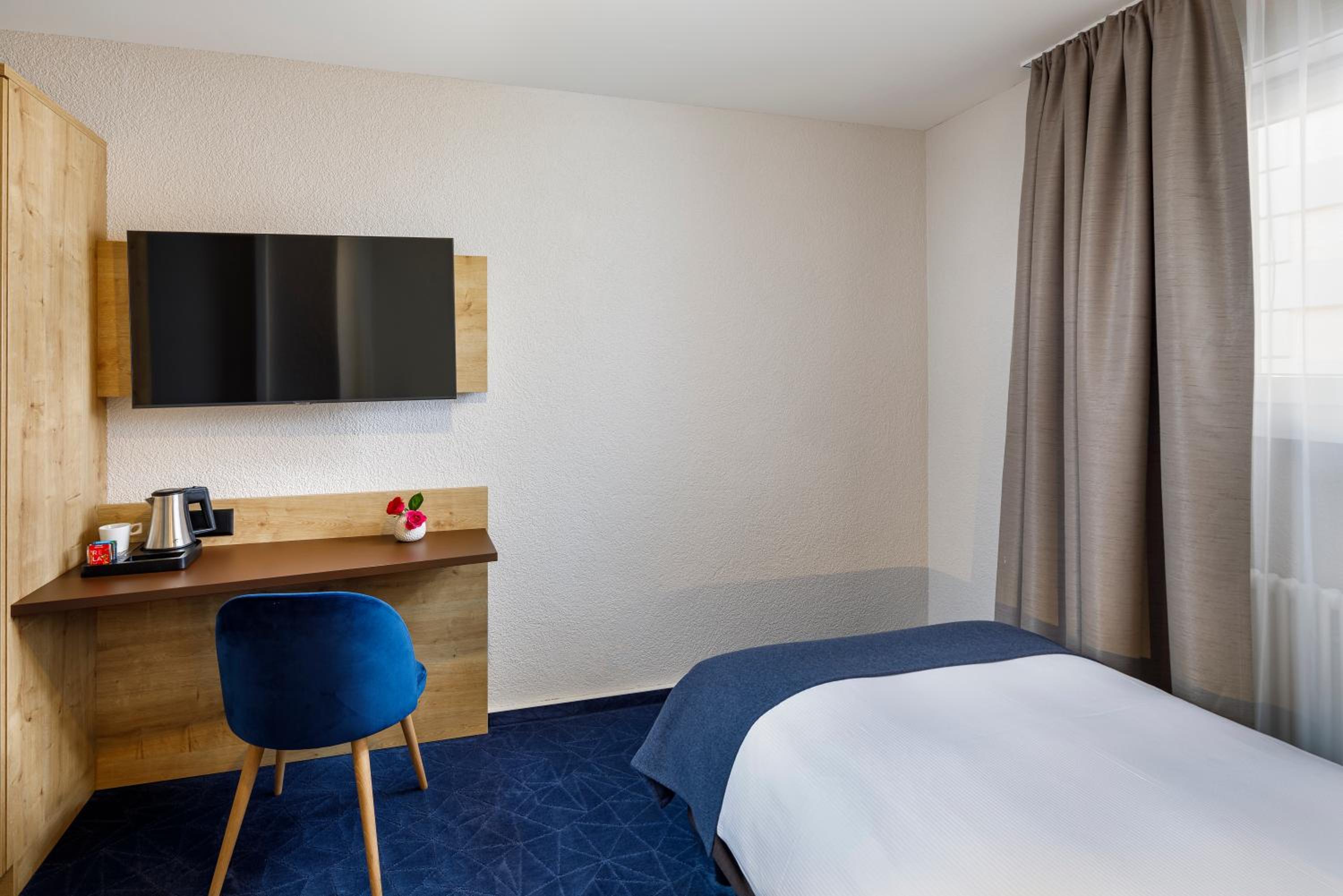 Single Room with Shared Bathroom