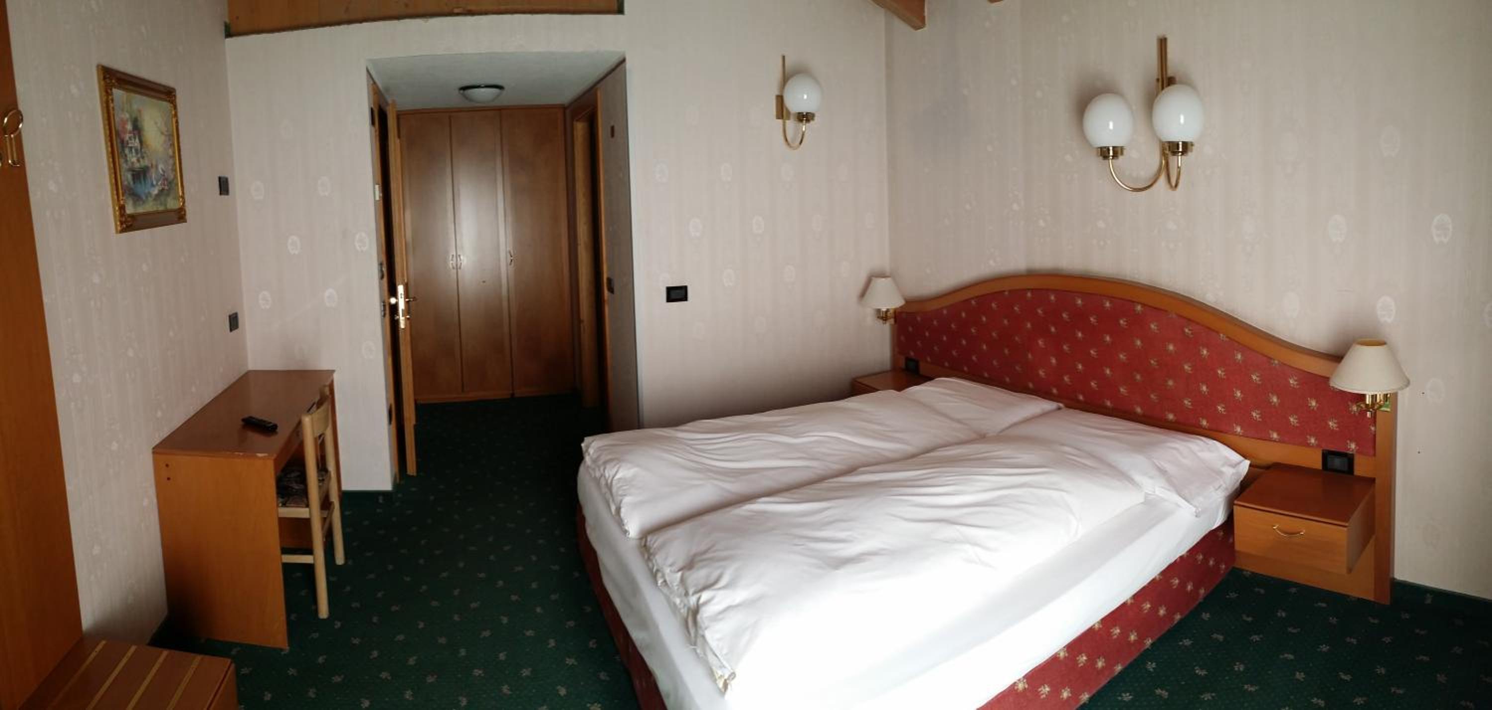 Standard Double or Twin Room photo 1