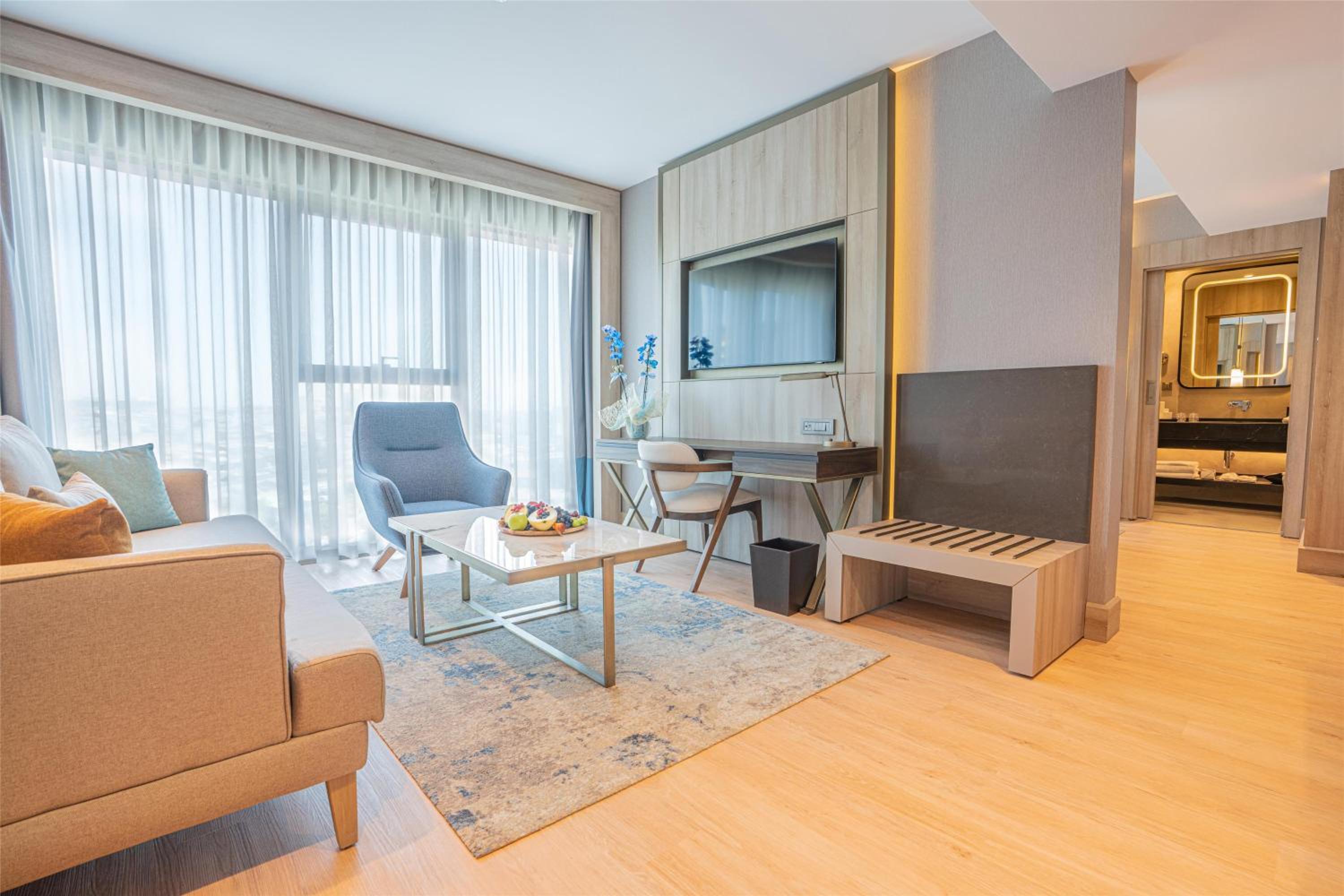 Junior Suite with City View photo 3