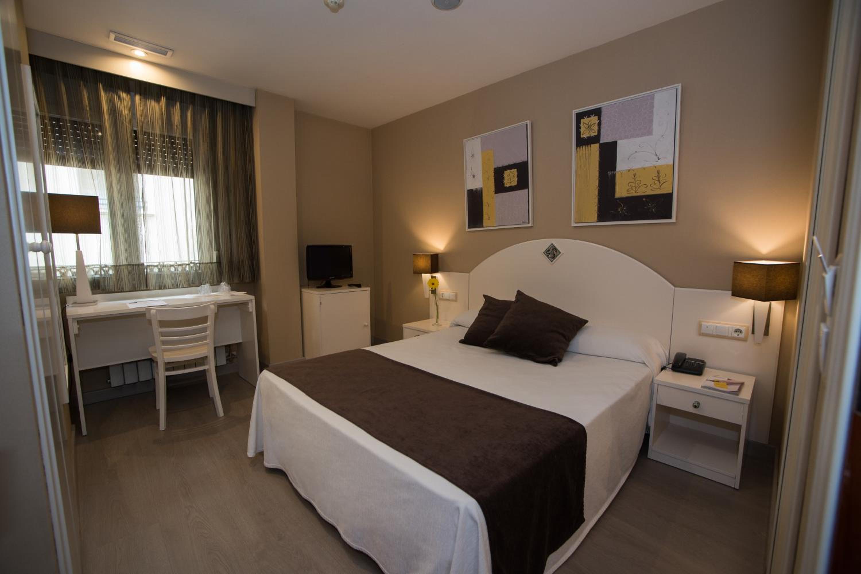 Double or Twin Room - Photo 8