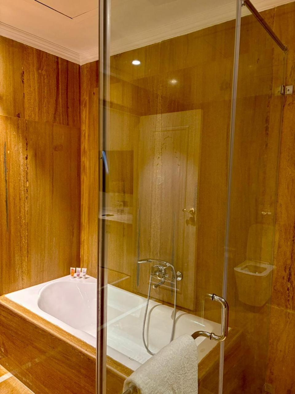 Deluxe Suite - Photo 7