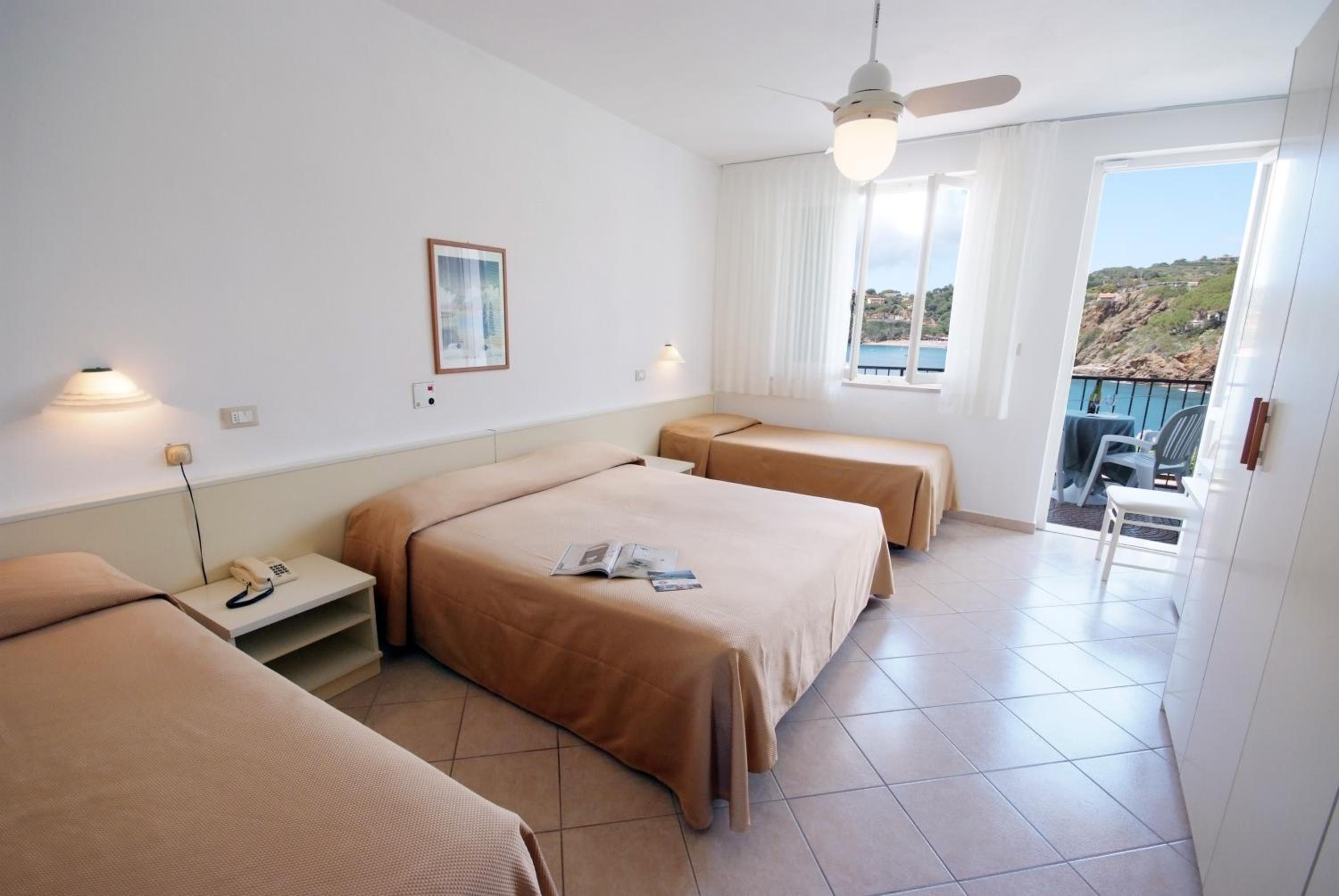 Quadruple Room with Balcony photo 1