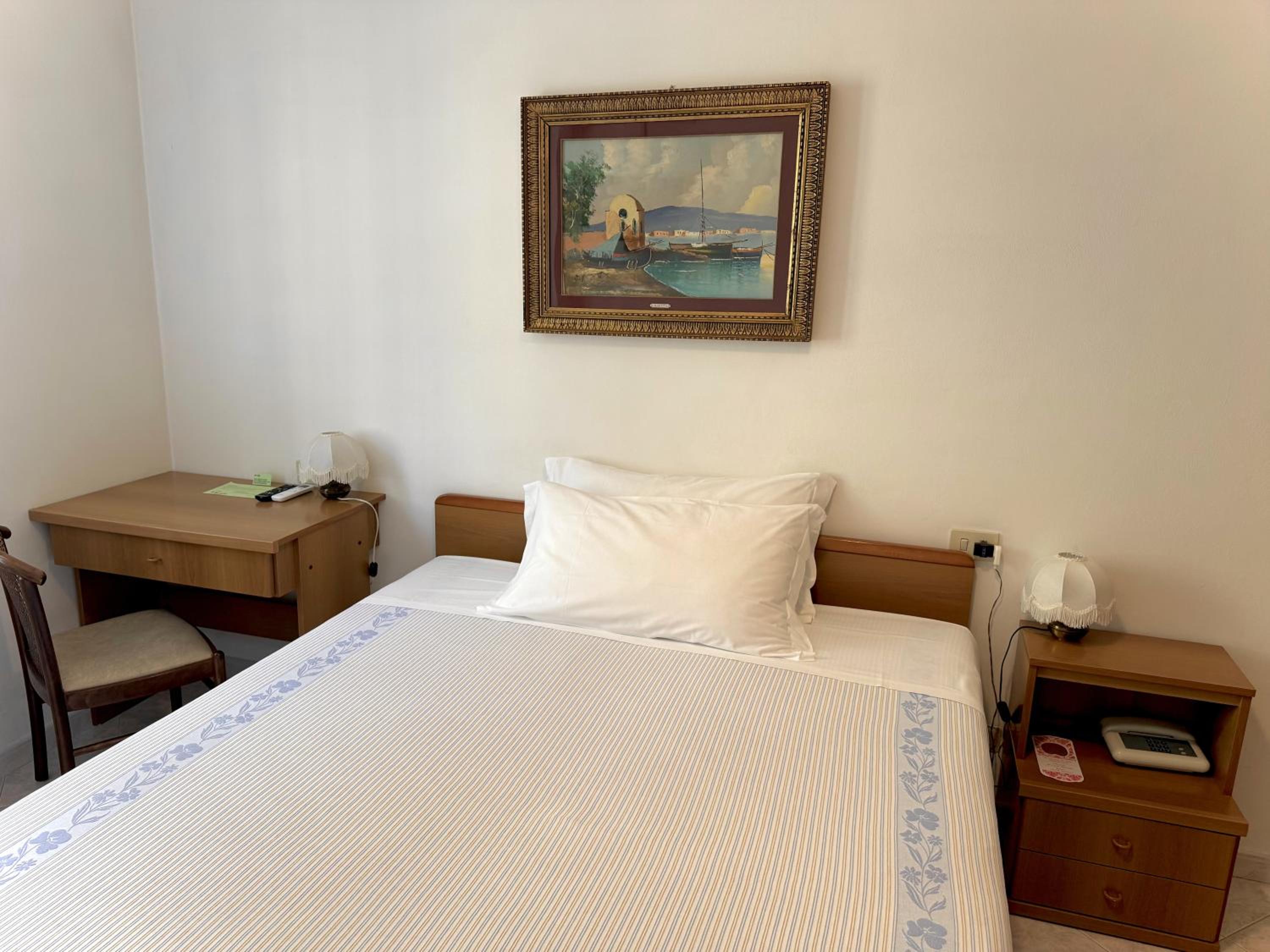 Standard King Room photo 3