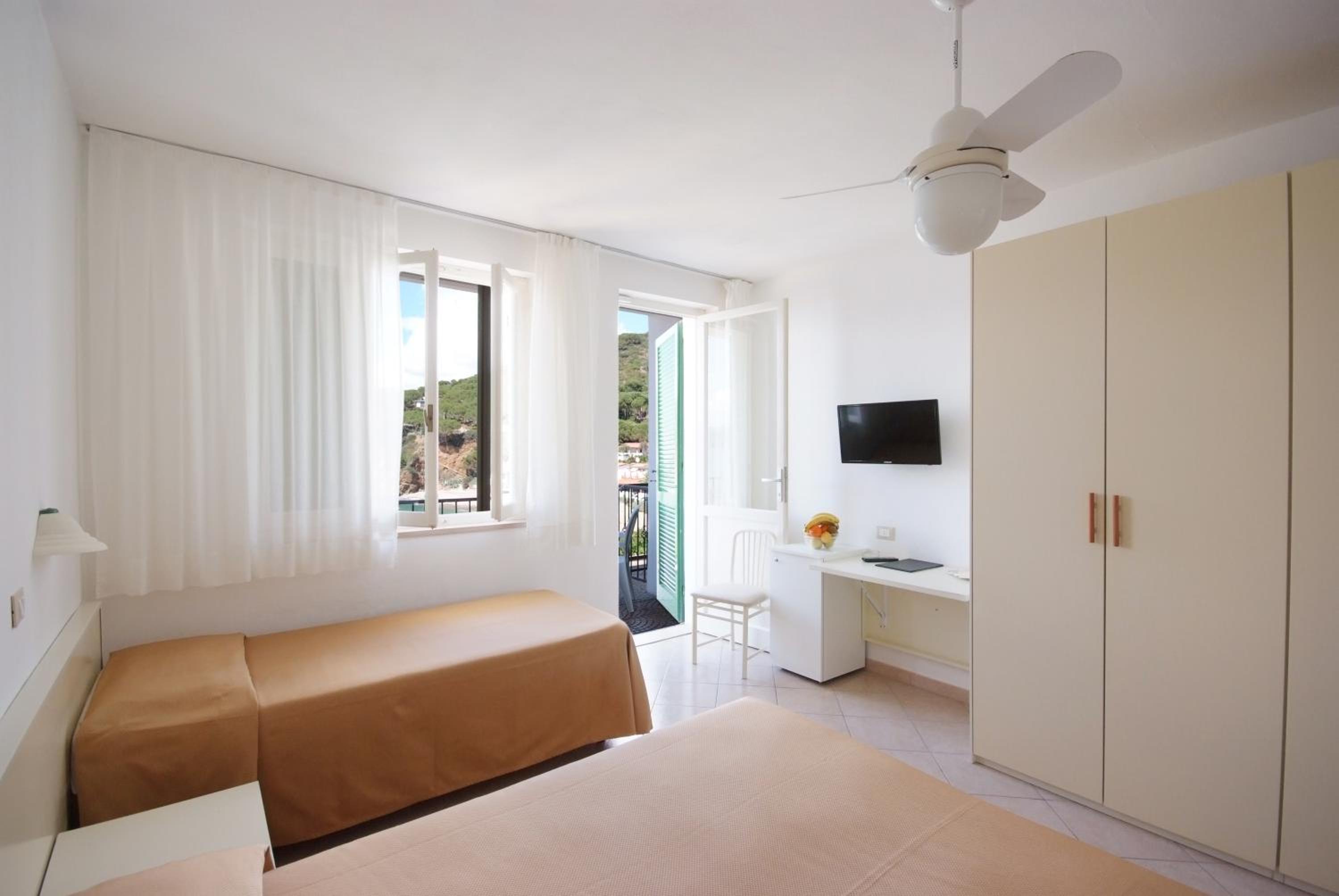 Triple Room with Sea View - Photo 13