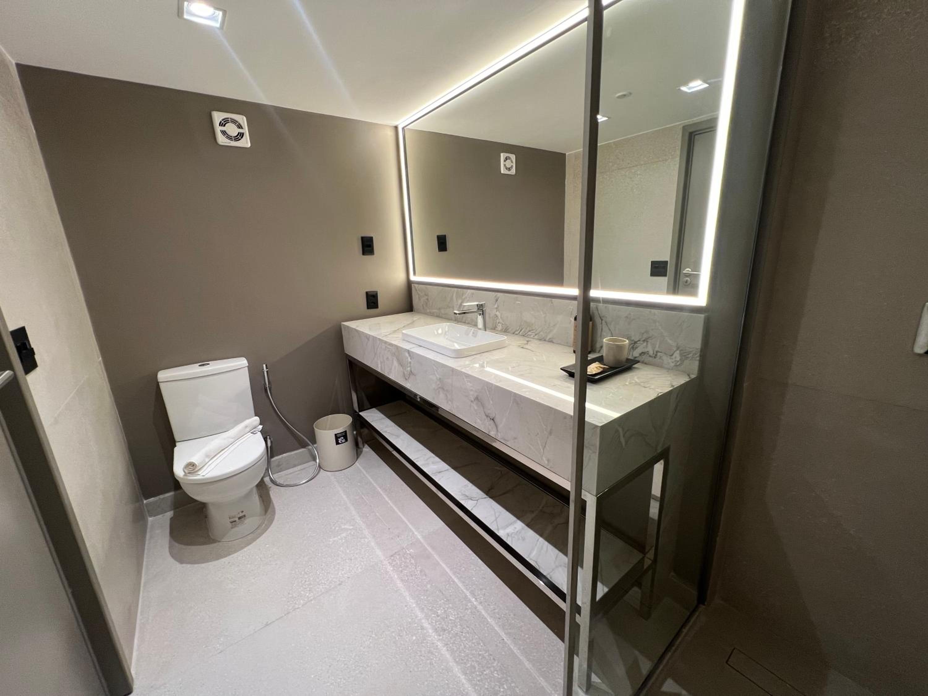 Master Twin Room thumbnail 6