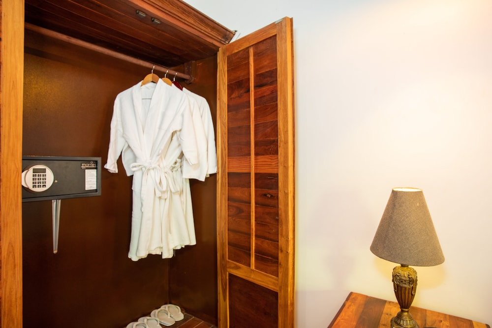 Deluxe Twin Room - Photo 13