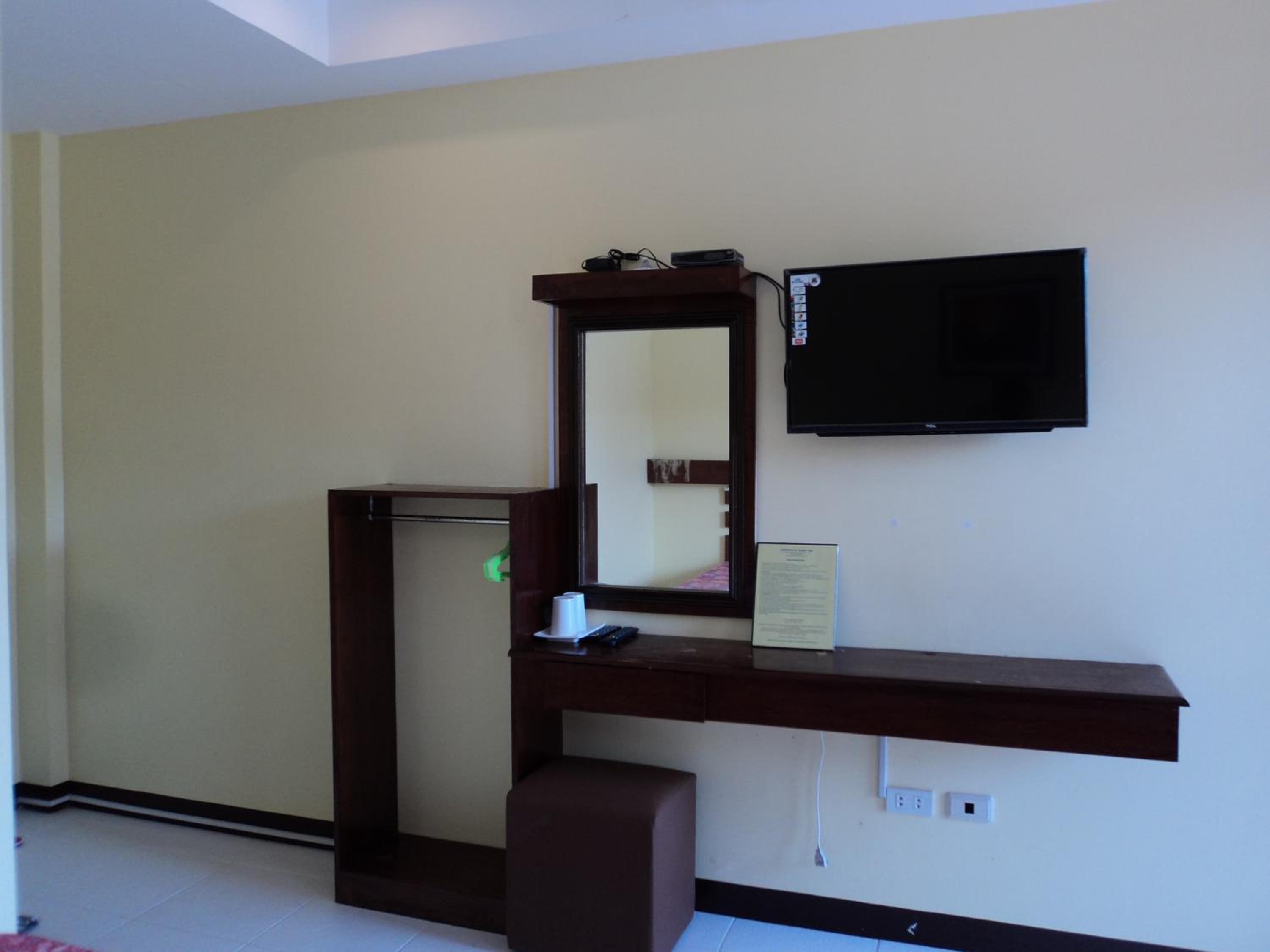 Twin Room with Pool View - Photo 5