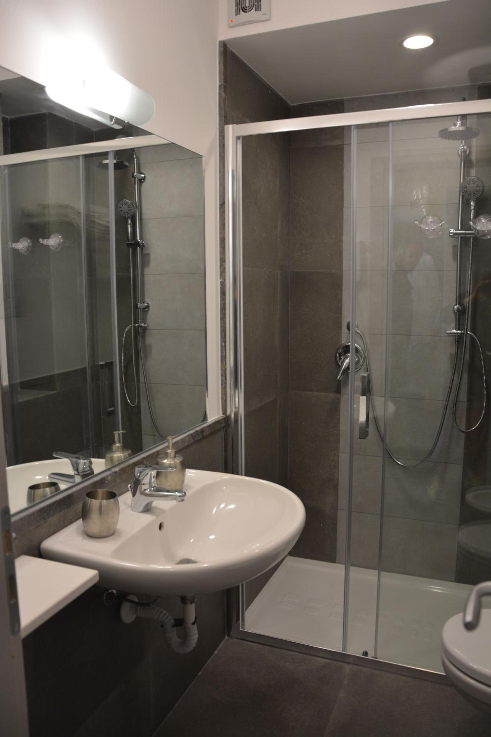 Double Room with Private Bathroom - Photo 3