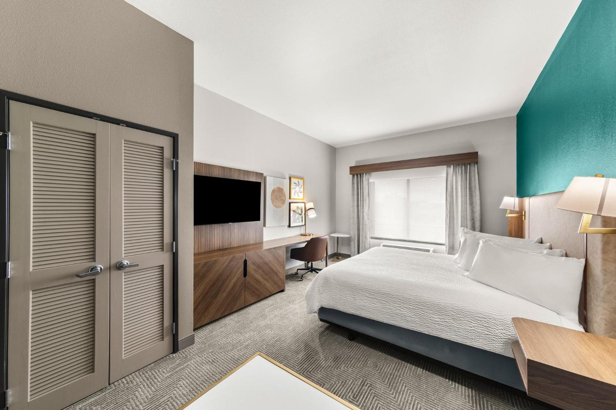 Standard King Room with Mobility Accessible Roll-In Shower - Photo 3