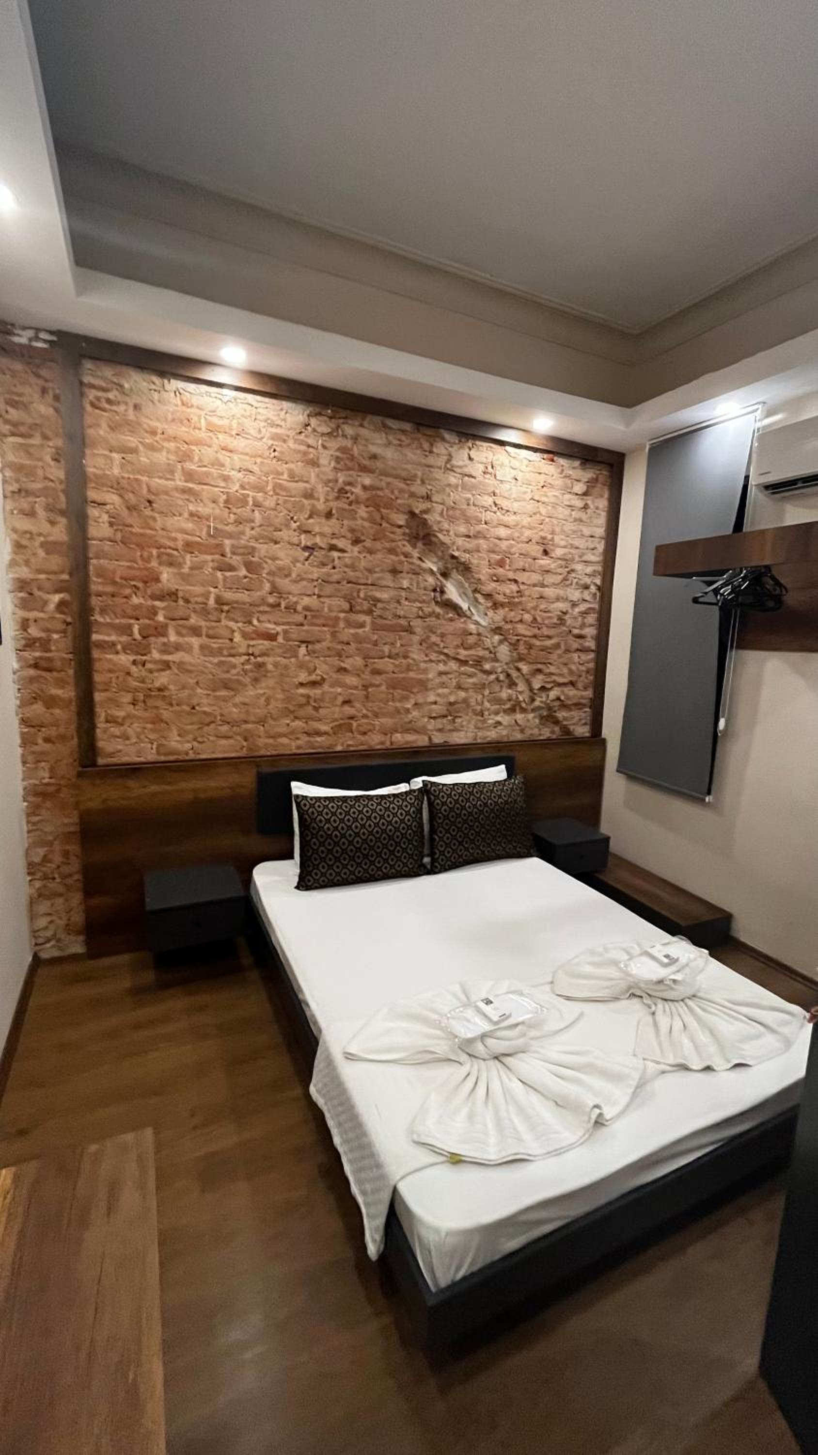 Queen Room with Balcony photo 3