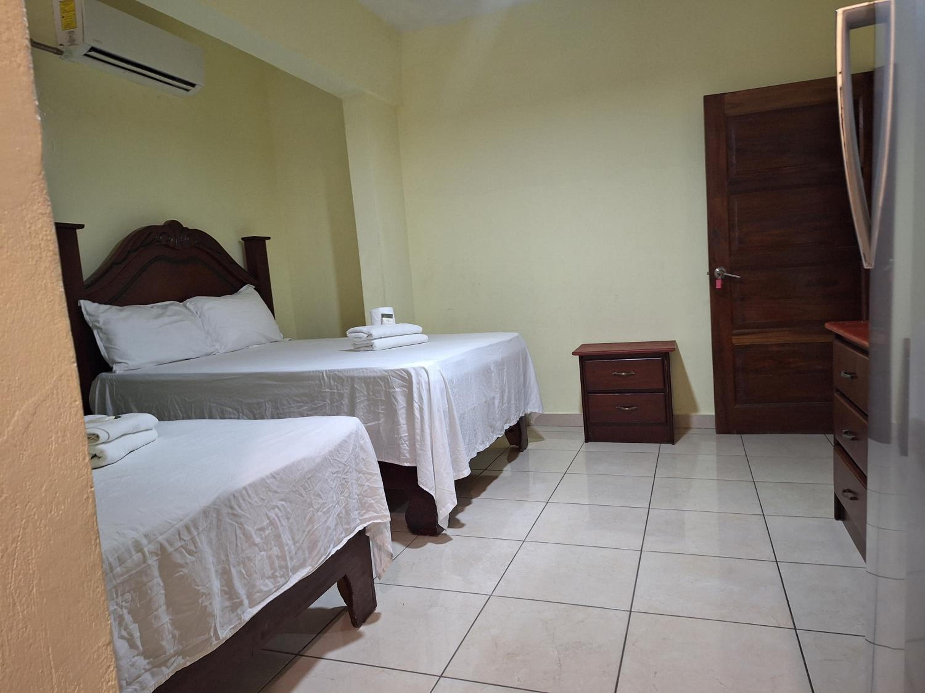 Quadruple Room with Private Bathroom photo 1
