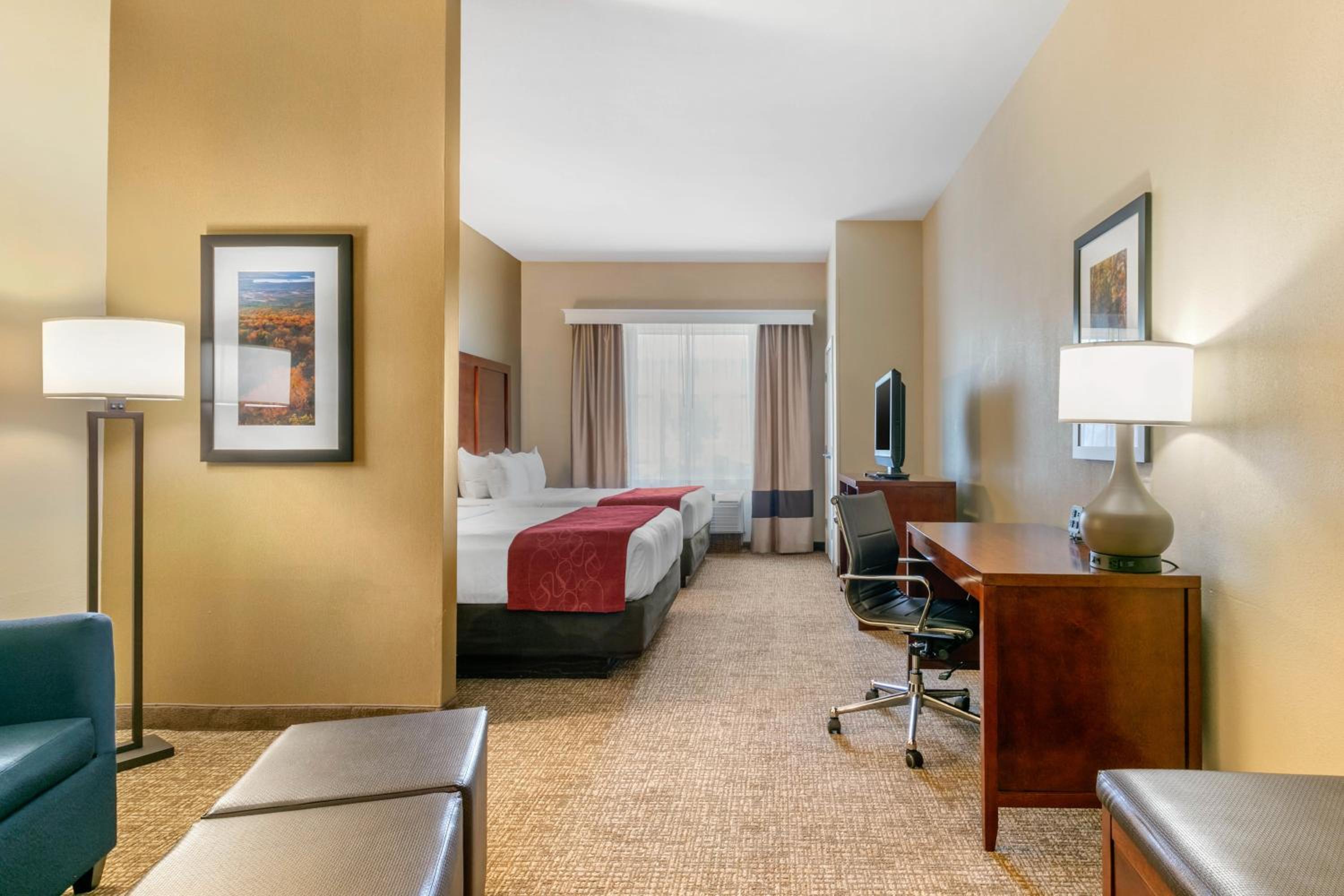 Queen Suite with Two Queen Beds and Sofa bed - Non Smoking/Interior Hall photo 1