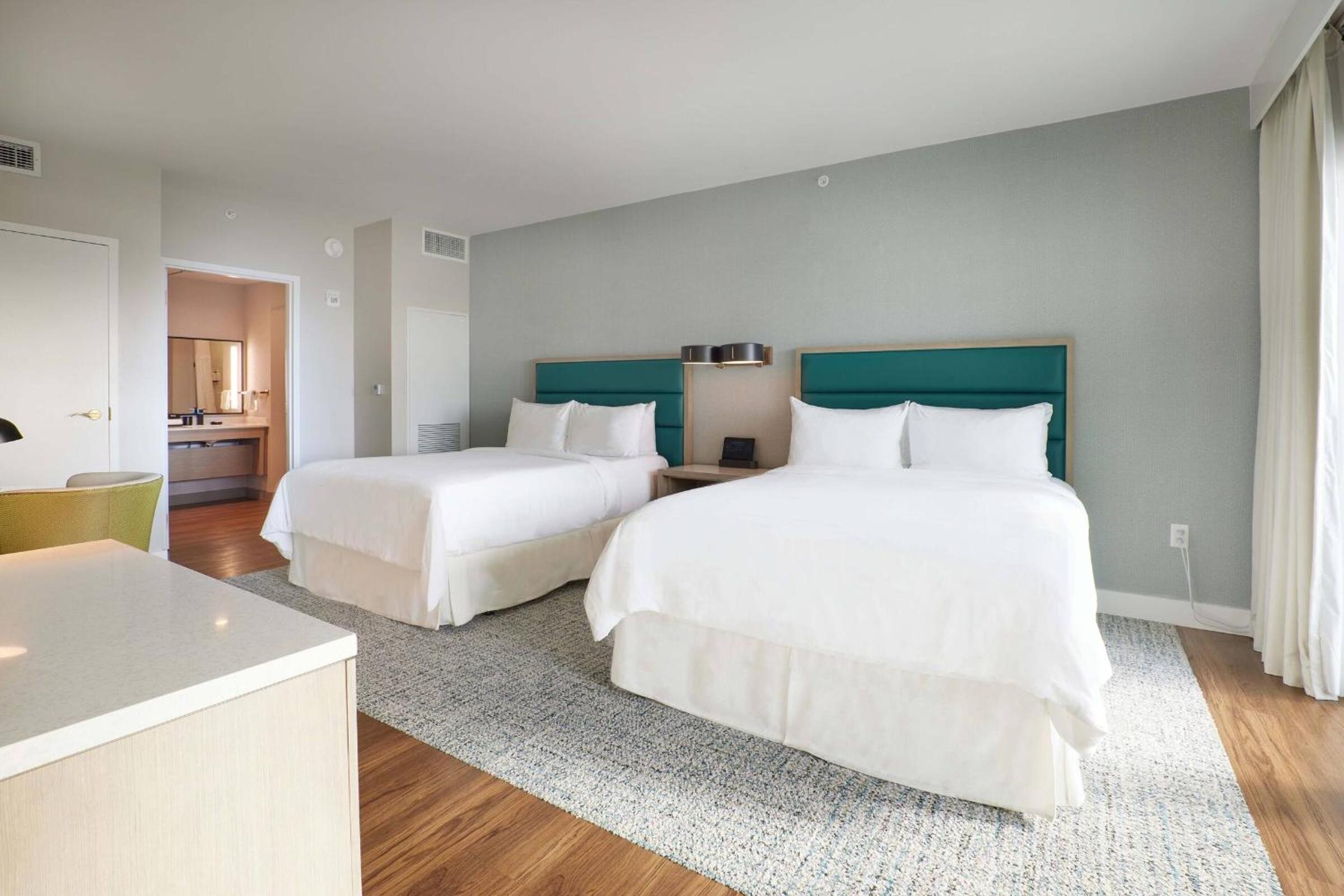Deluxe Queen Room with Two Queen Beds - Photo 3
