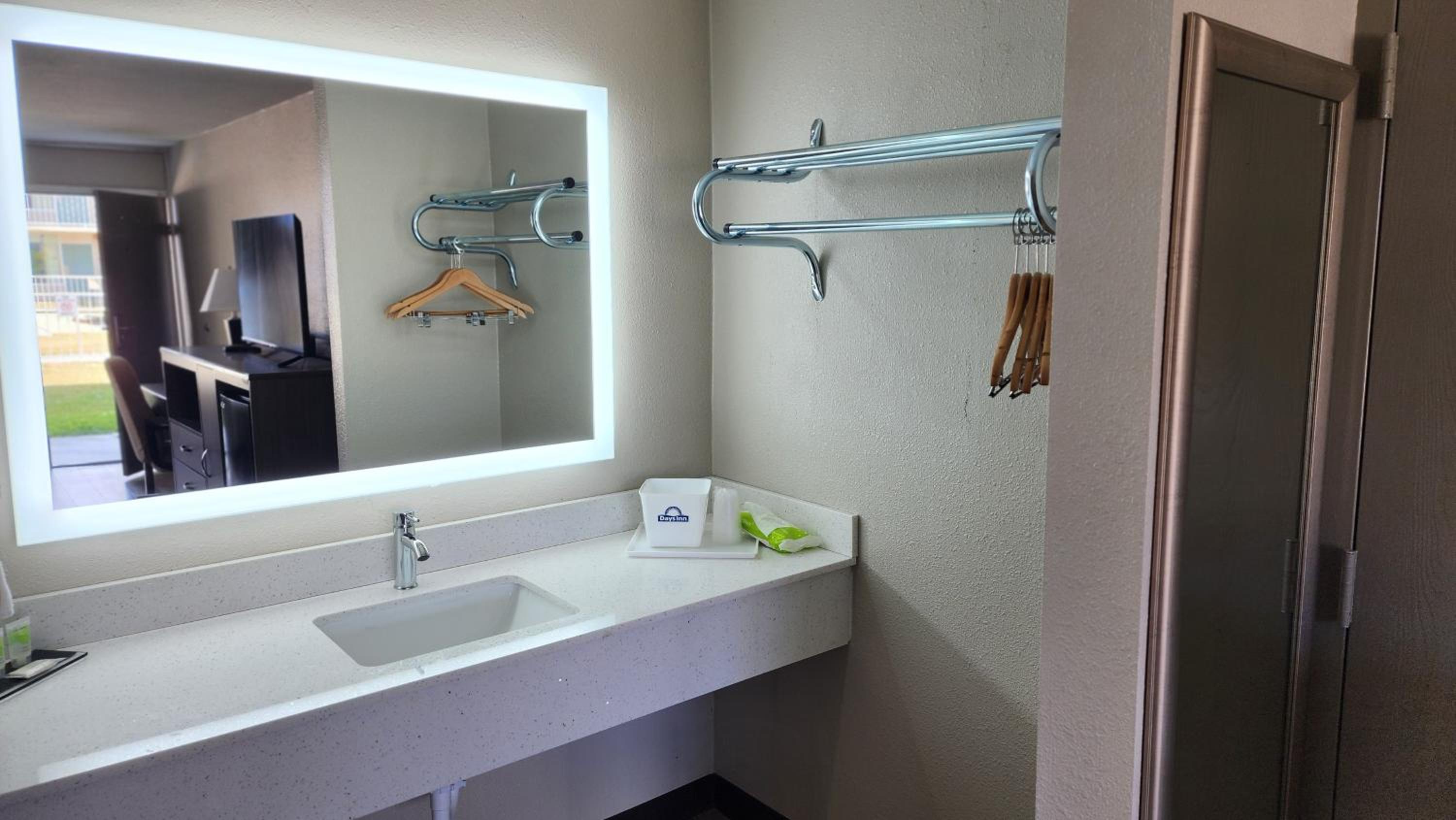 Deluxe Queen Room - Non-Smoking - Photo 8