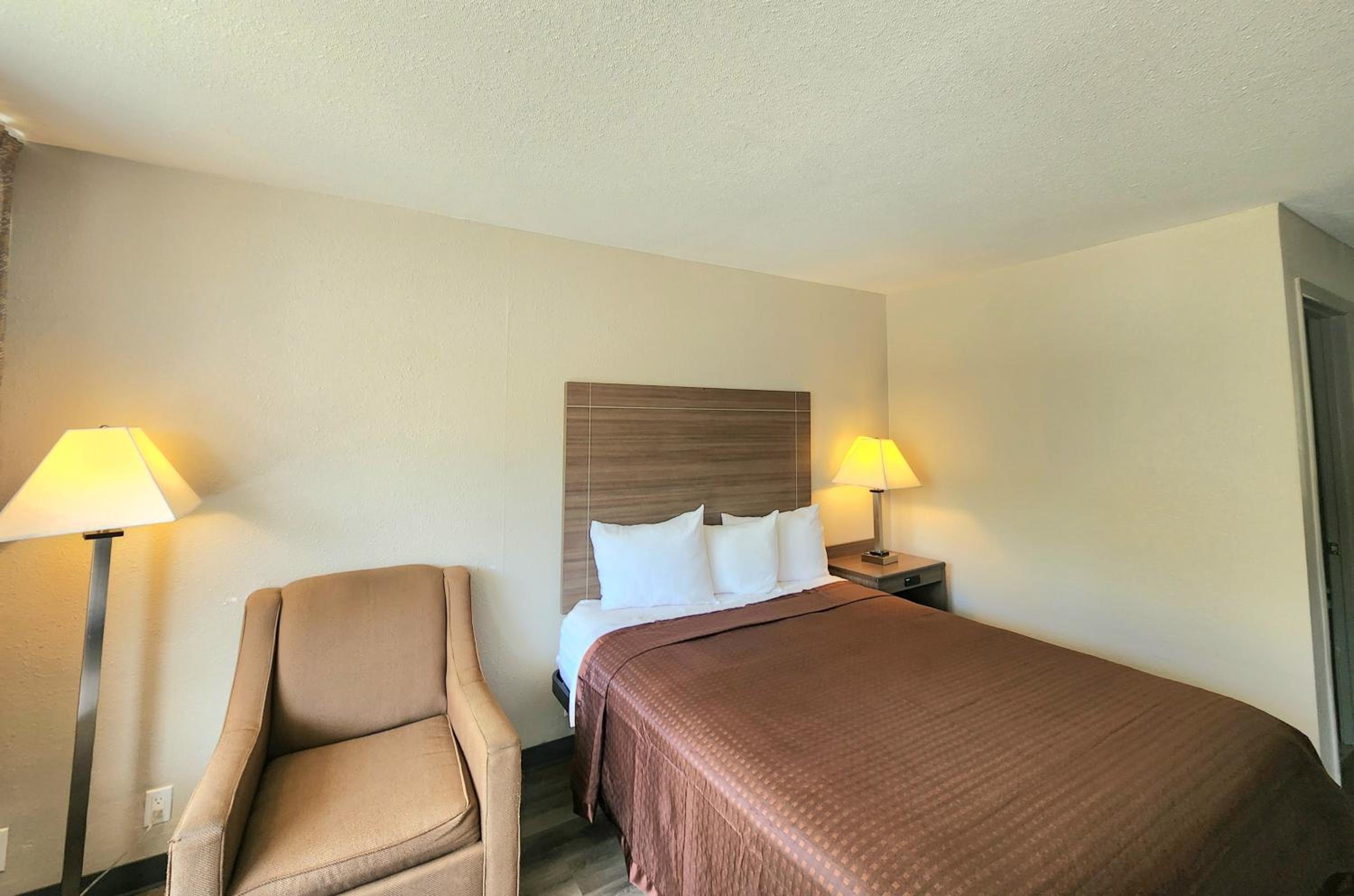Deluxe Queen Room - Non-Smoking - Photo 6