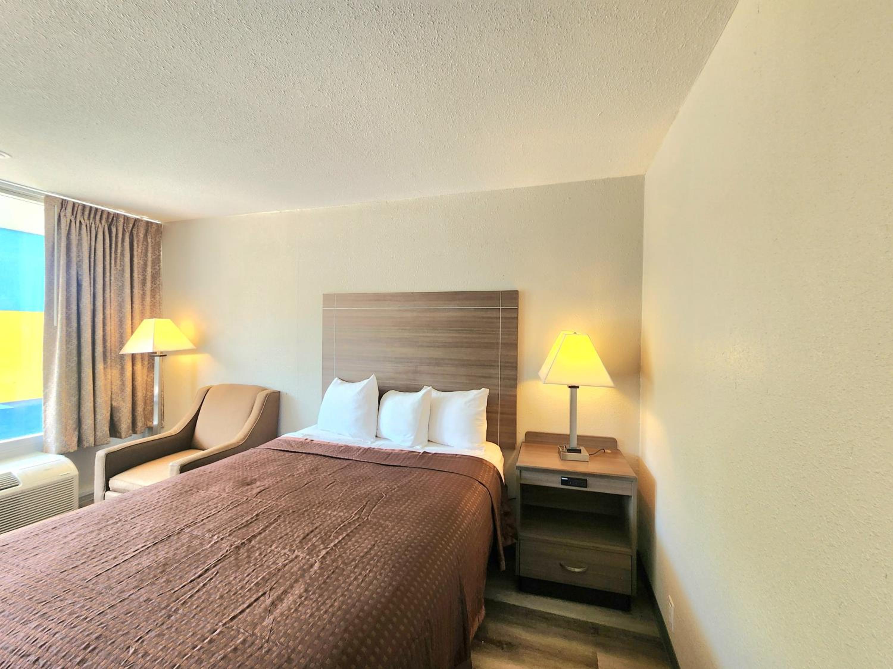 Deluxe Queen Room - Non-Smoking - Photo 5