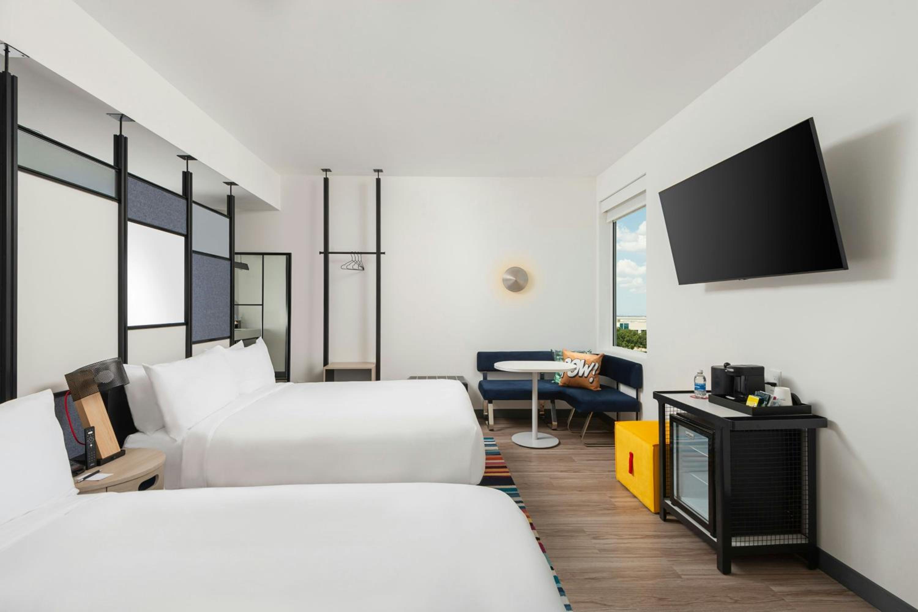 Queen Suite with Sofa Bed and Adapted Tub - Mobility and Hearing Accessible