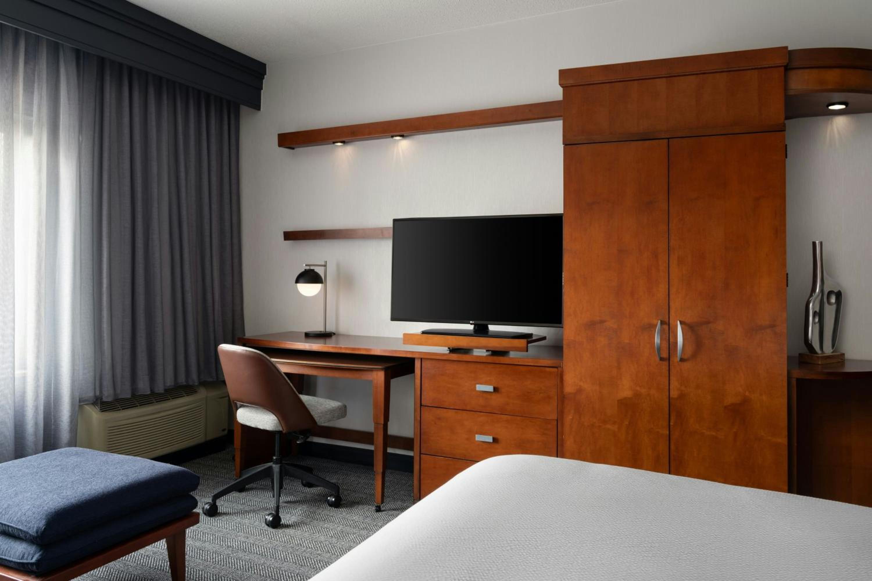 King Room with Sofa Bed - Photo 2