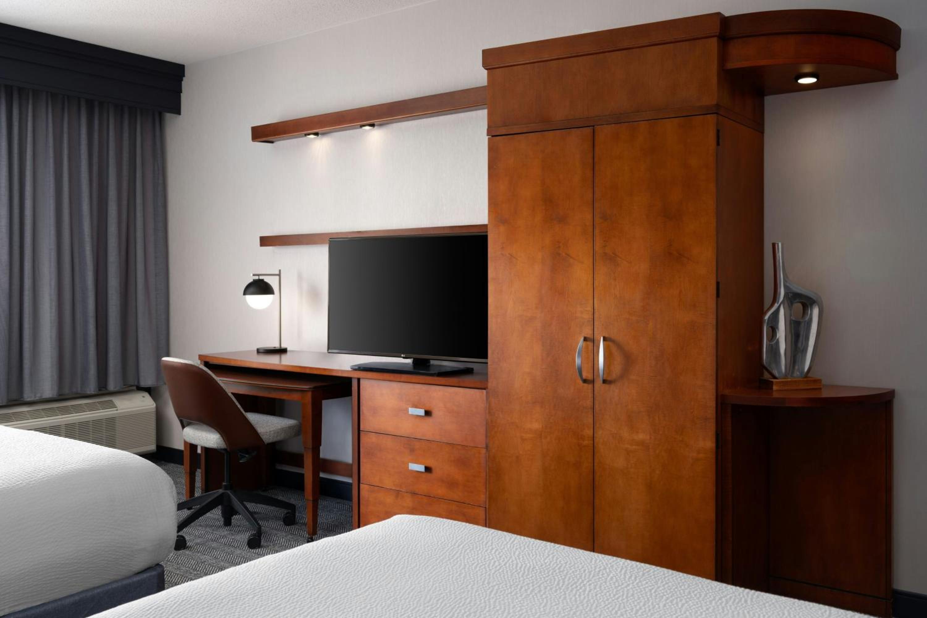 Queen Room with Two Queen Beds - Hearing Accessible - Photo 3