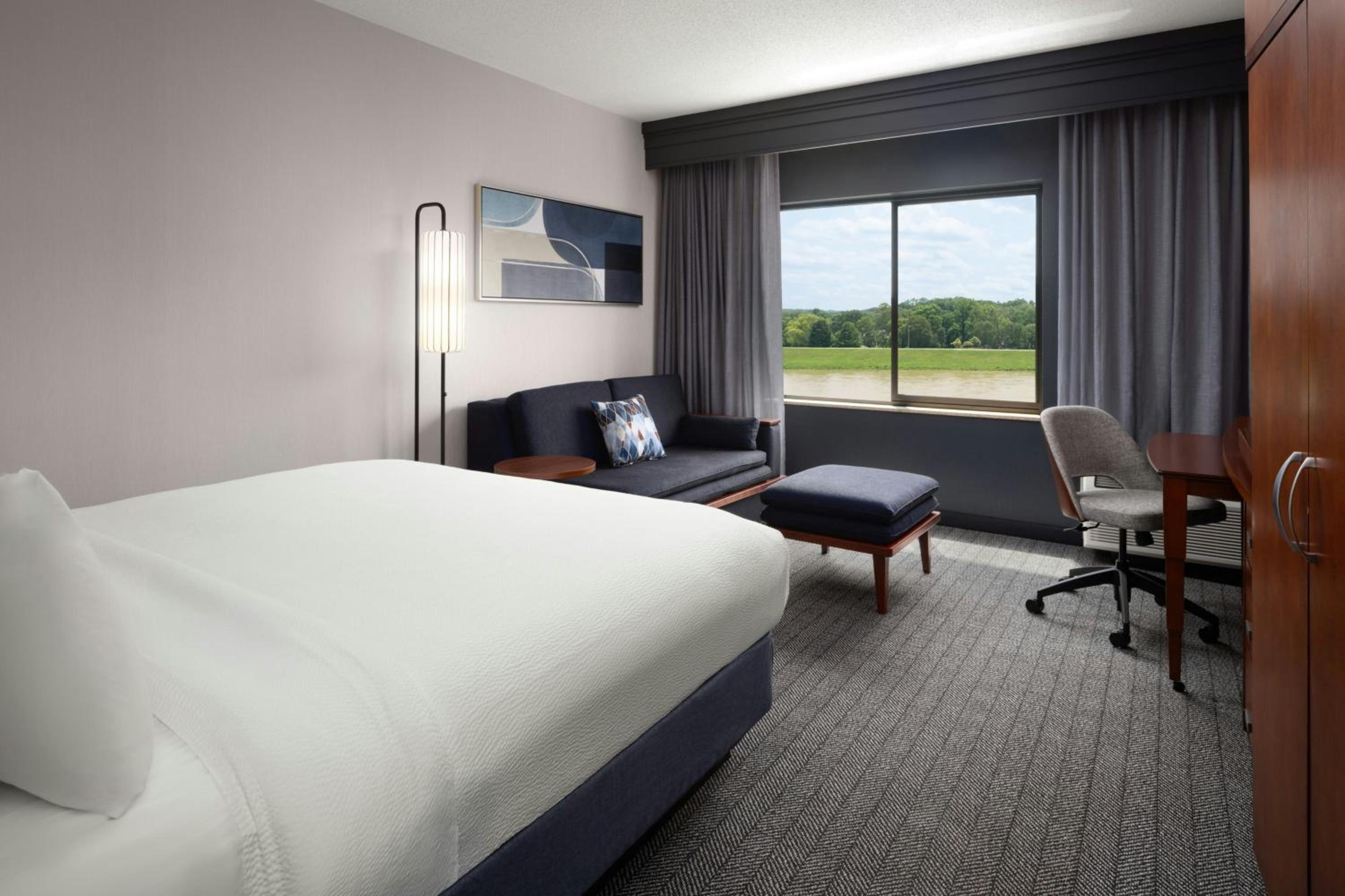 King Room with Courtyard View and Sofa Bed photo 2