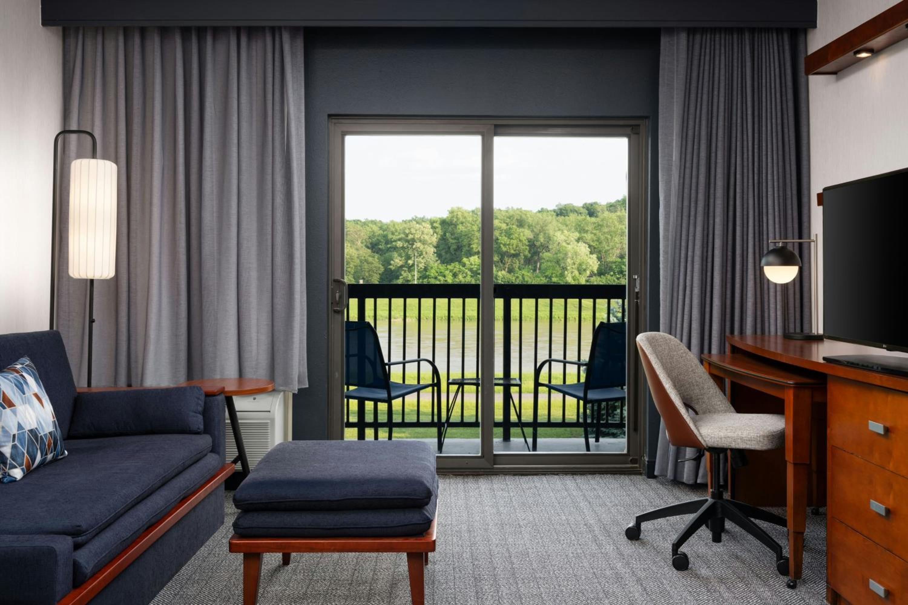 One-Bedroom King Suite with Courtyard View and Sofa Bed - Photo 2